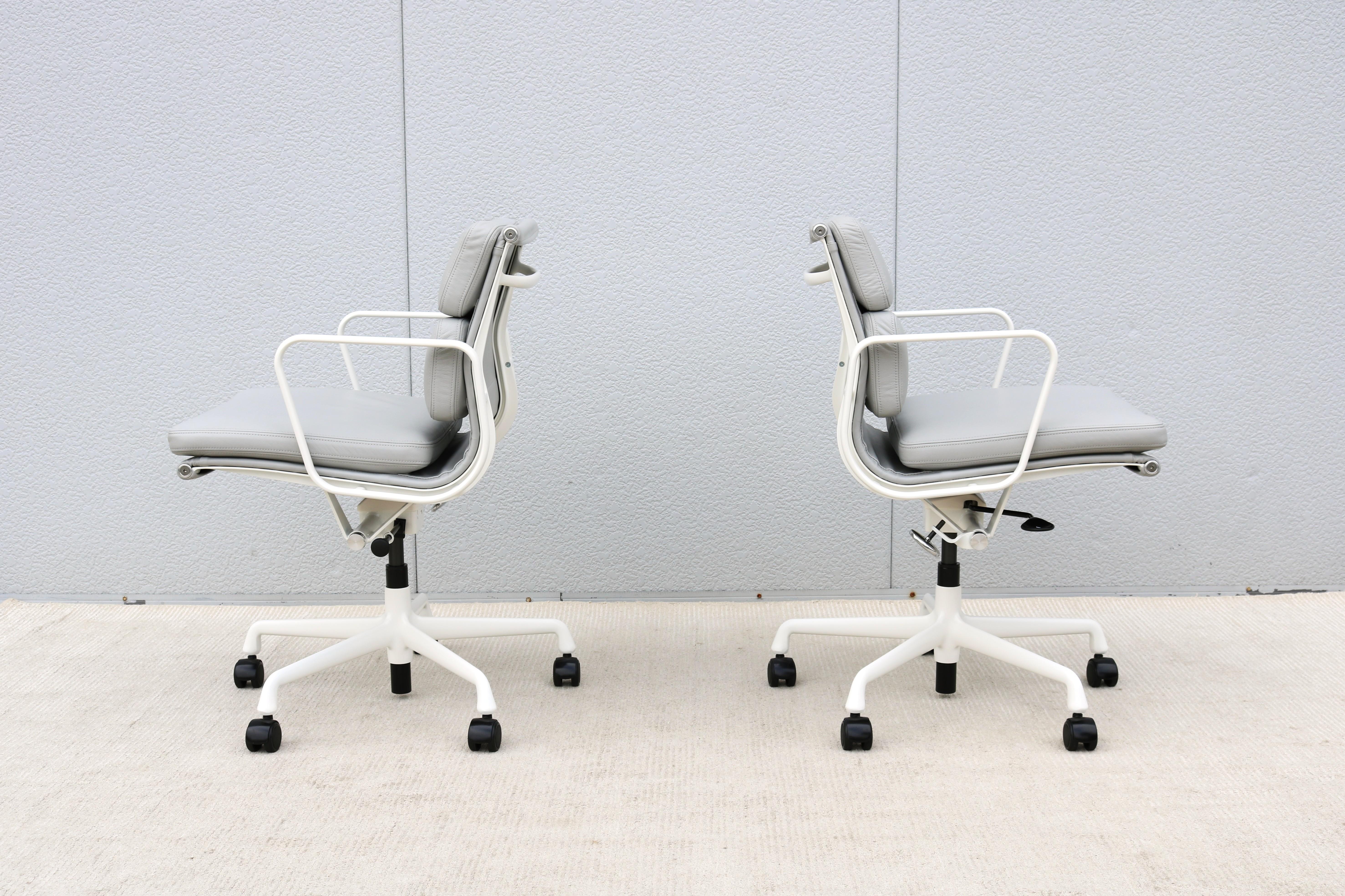 Moderner Herman Miller Eames Soft Pad Management Chair aus grauem Leder aus der Jahrhundertmitte im Angebot 5