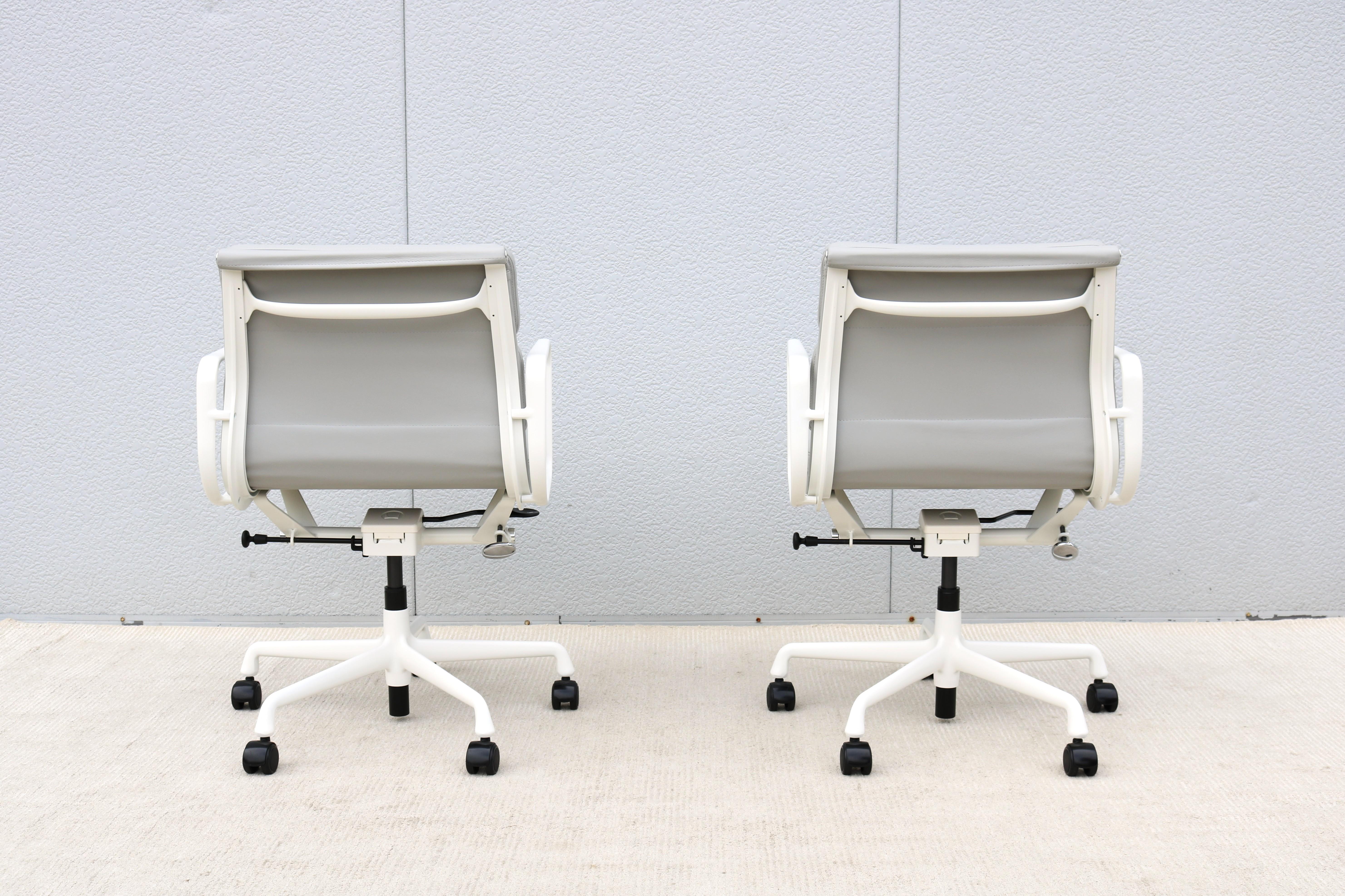 Moderner Herman Miller Eames Soft Pad Management Chair aus grauem Leder aus der Jahrhundertmitte im Angebot 6