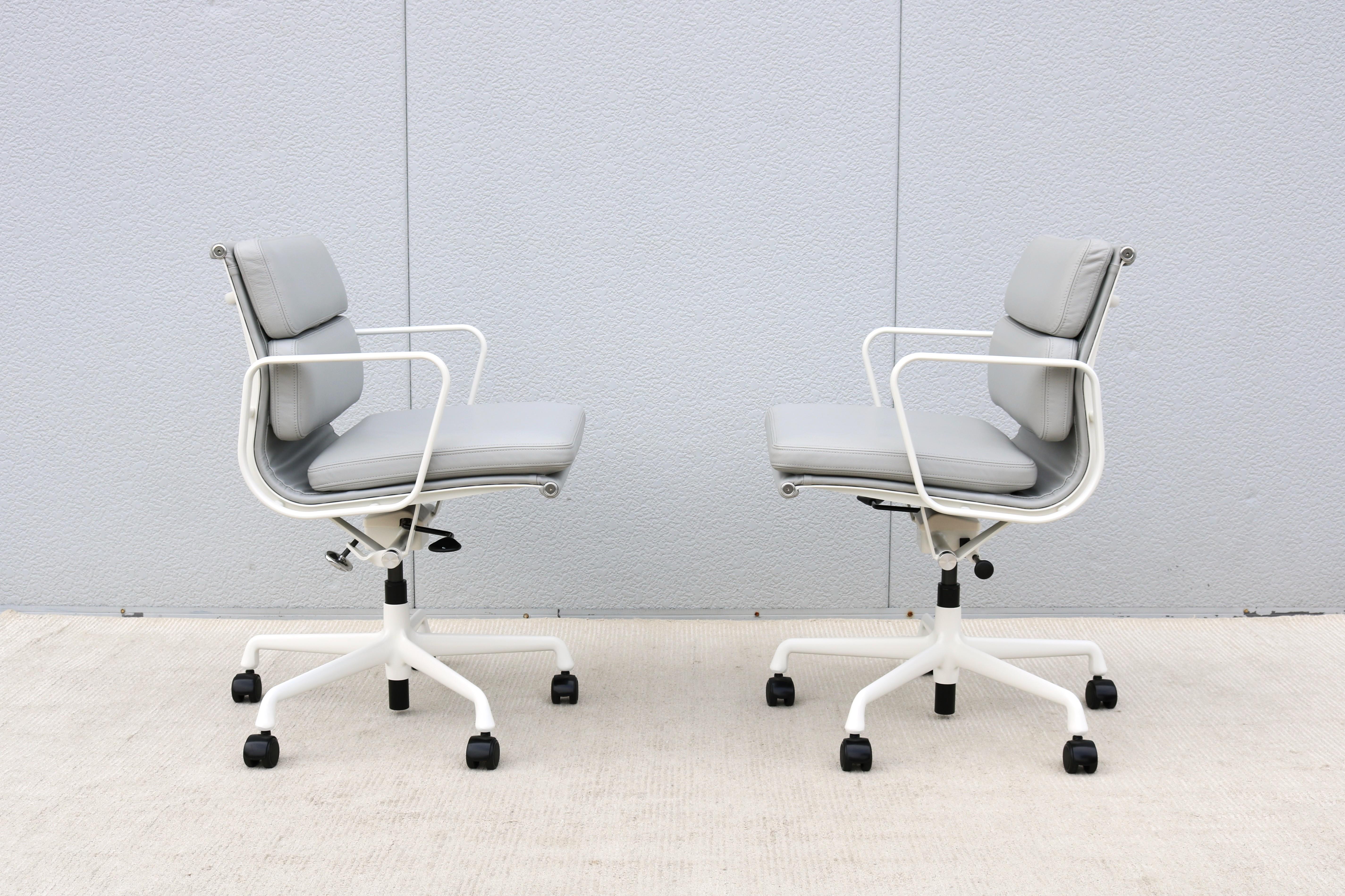 Moderner Herman Miller Eames Soft Pad Management Chair aus grauem Leder aus der Jahrhundertmitte im Angebot 7
