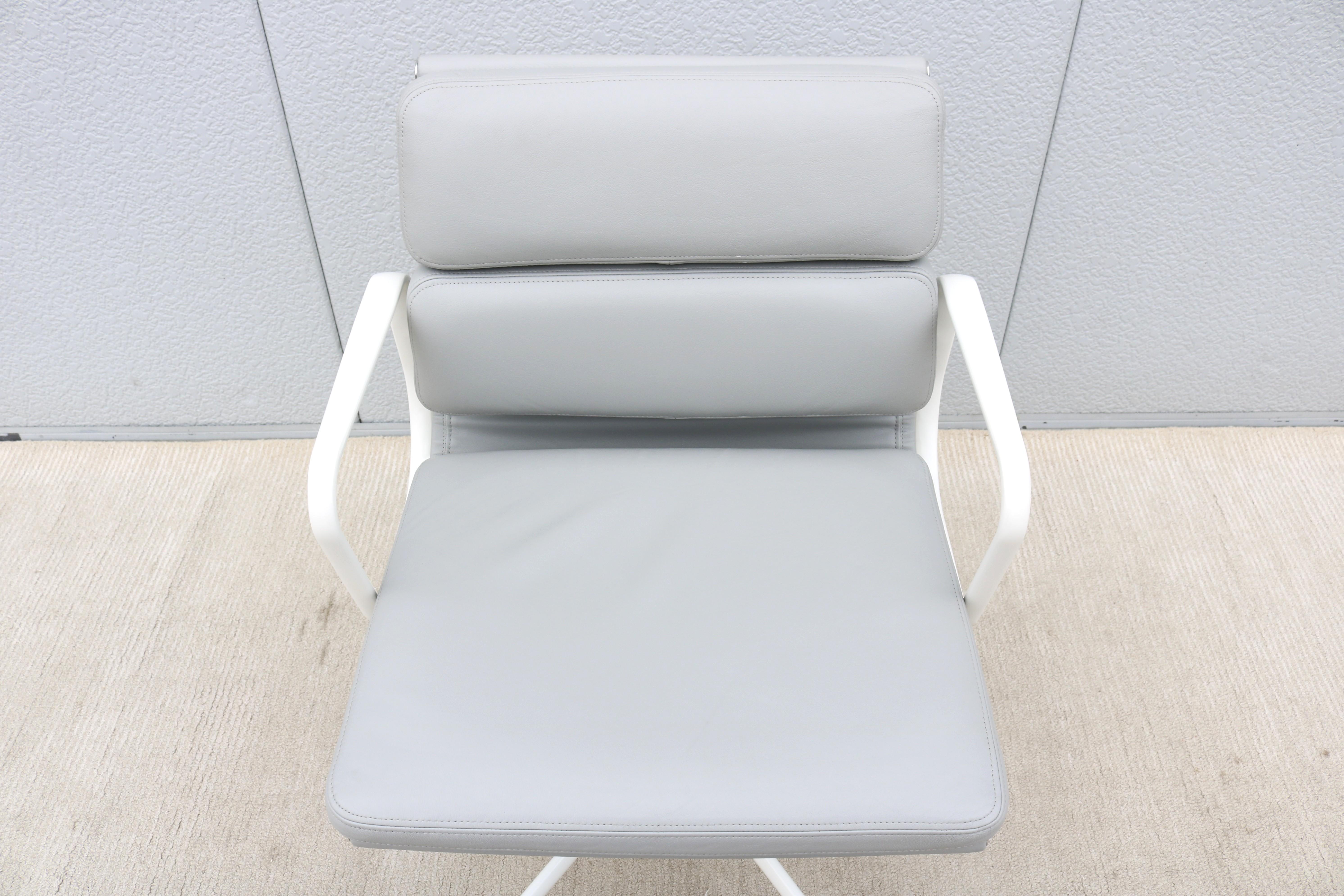 Moderner Herman Miller Eames Soft Pad Management Chair aus grauem Leder aus der Jahrhundertmitte im Angebot 8