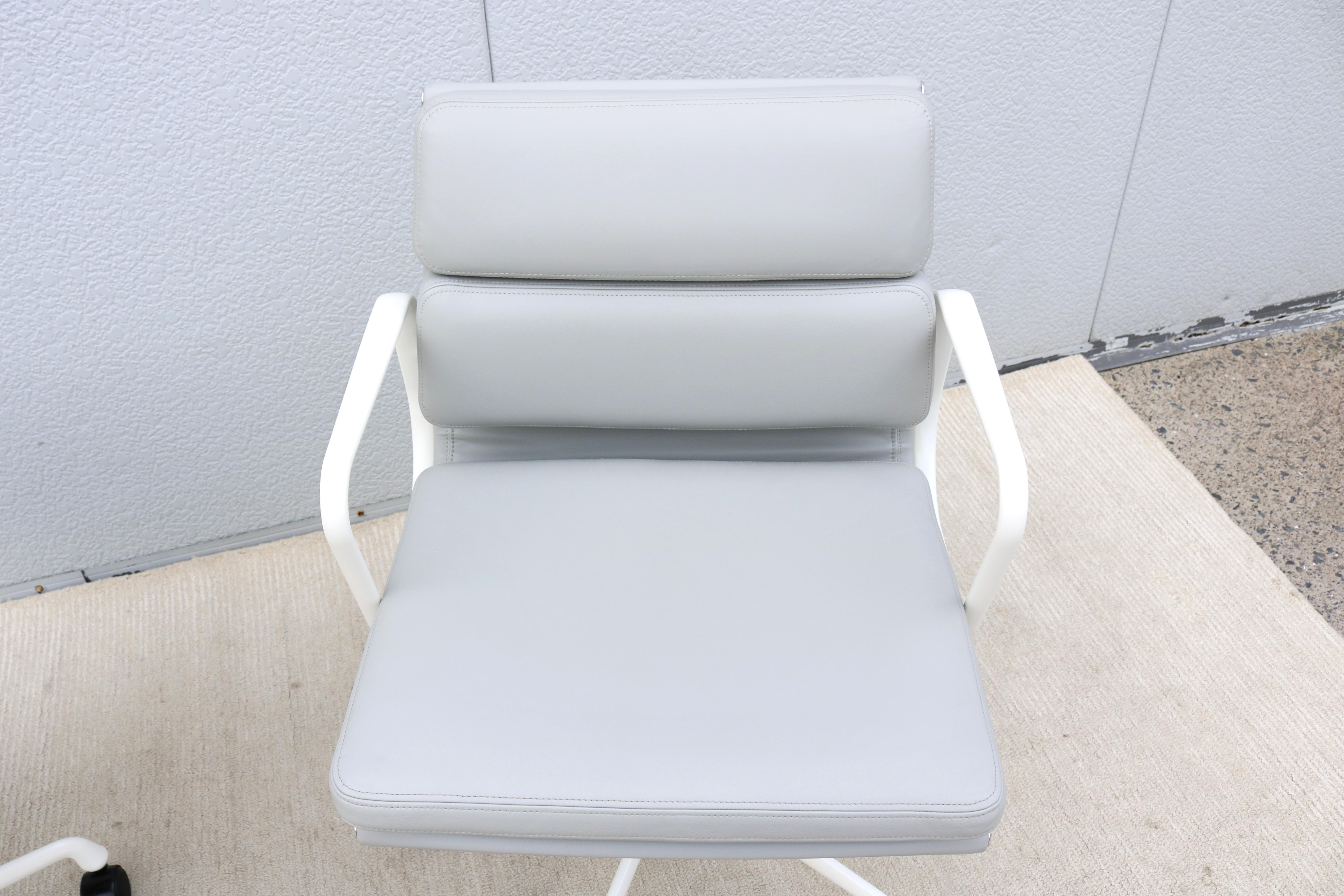 Moderner Herman Miller Eames Soft Pad Management Chair aus grauem Leder aus der Jahrhundertmitte im Angebot 9