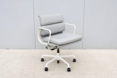 Mid-Century Modern Herman Miller Eames Soft Pad Management Chair in Gray Leather