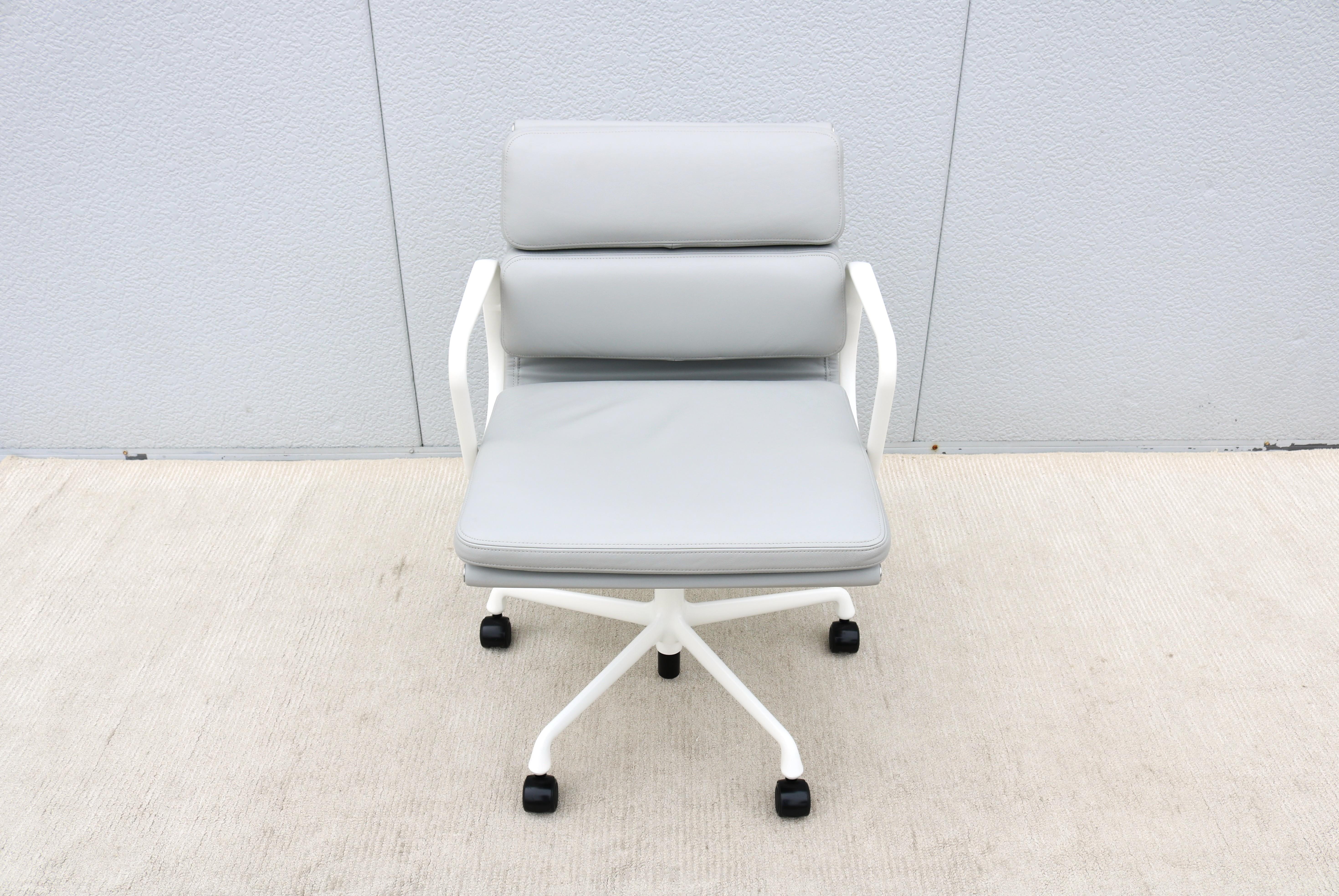 Moderner Herman Miller Eames Soft Pad Management Chair aus grauem Leder aus der Jahrhundertmitte (Moderne der Mitte des Jahrhunderts) im Angebot