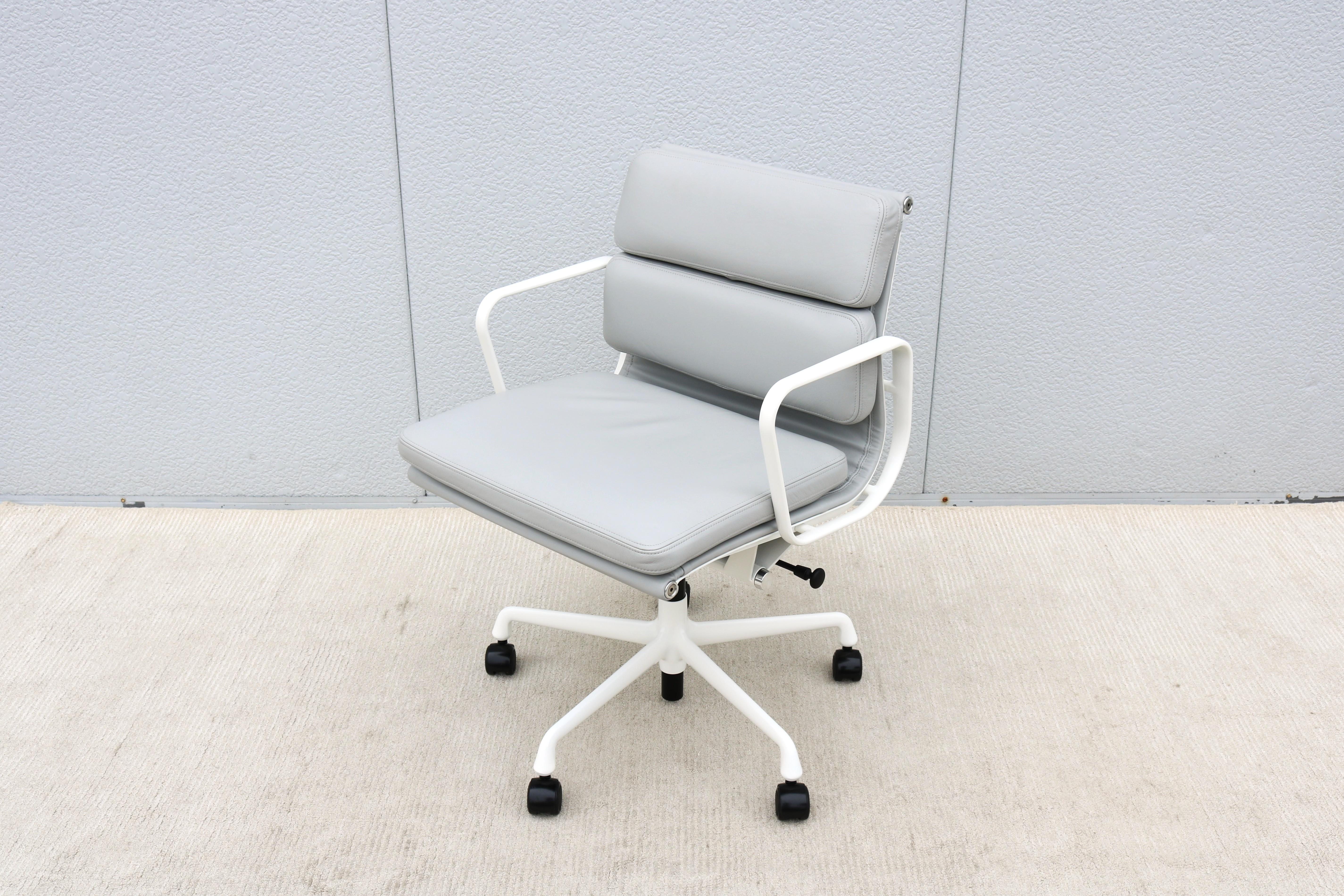 Moderner Herman Miller Eames Soft Pad Management Chair aus grauem Leder aus der Jahrhundertmitte (amerikanisch) im Angebot