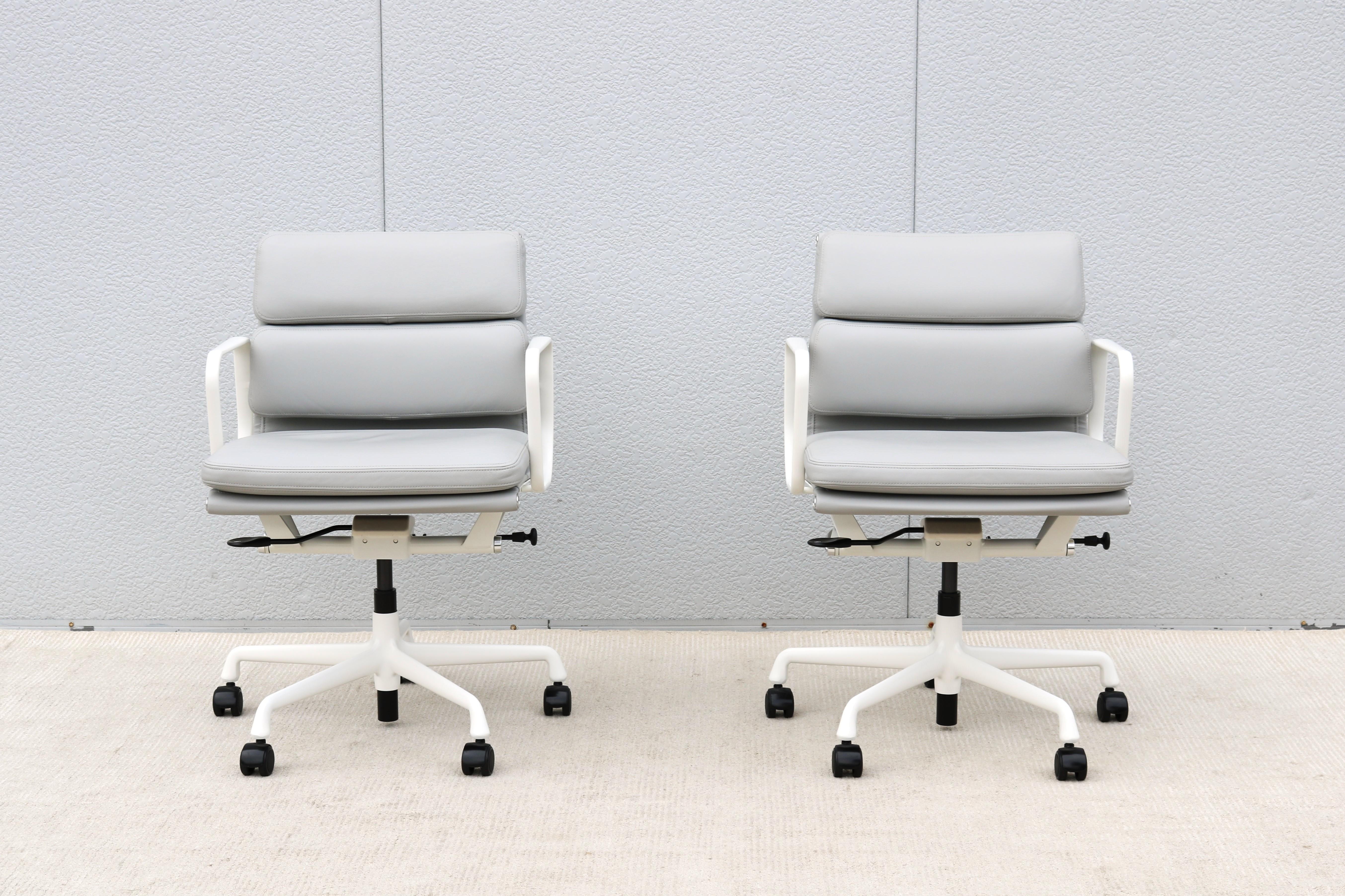 Moderner Herman Miller Eames Soft Pad Management Chair aus grauem Leder aus der Jahrhundertmitte (Gemalt) im Angebot