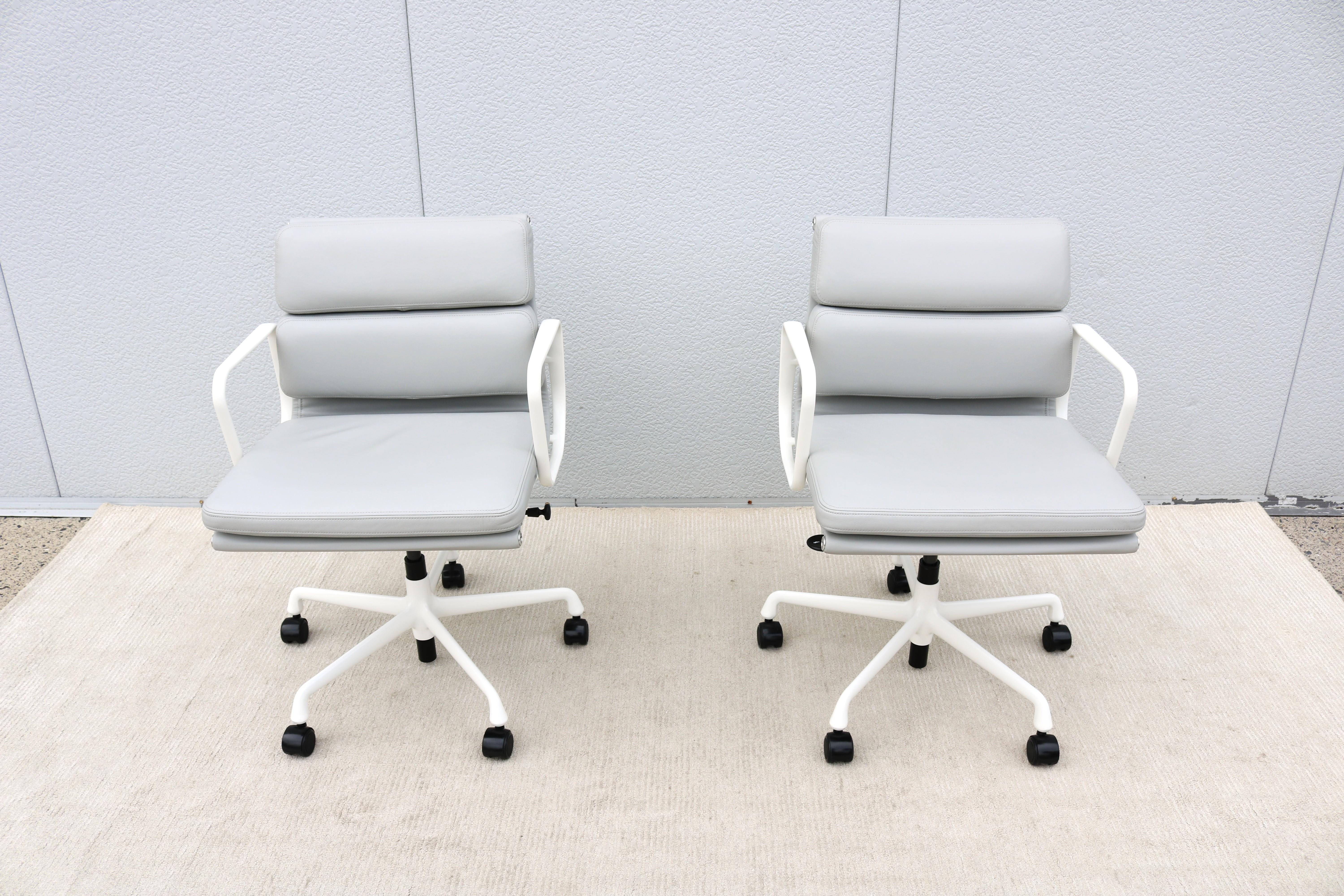 Moderner Herman Miller Eames Soft Pad Management Chair aus grauem Leder aus der Jahrhundertmitte im Zustand „Hervorragend“ im Angebot in Secaucus, NJ