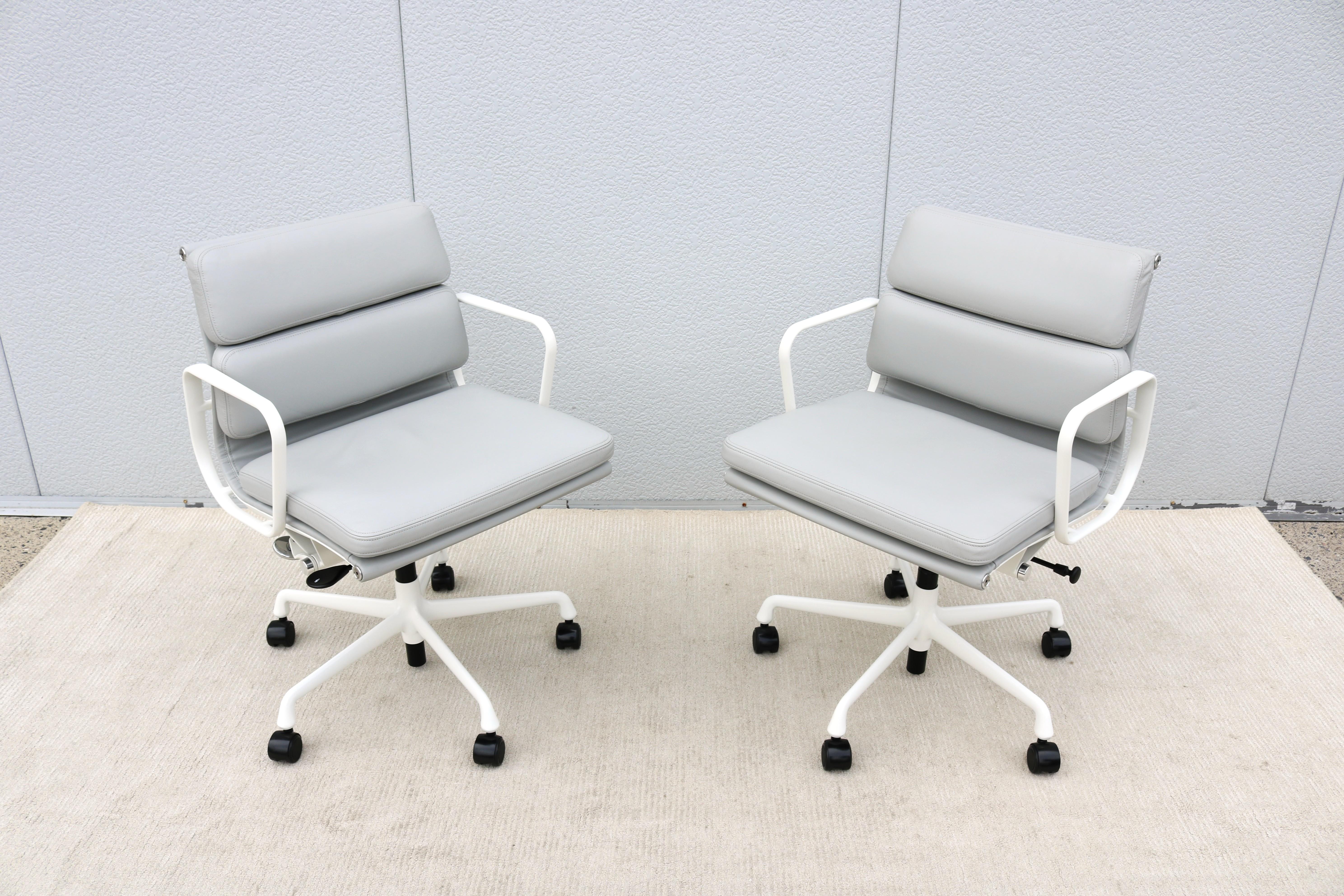 Moderner Herman Miller Eames Soft Pad Management Chair aus grauem Leder aus der Jahrhundertmitte (21. Jahrhundert und zeitgenössisch) im Angebot