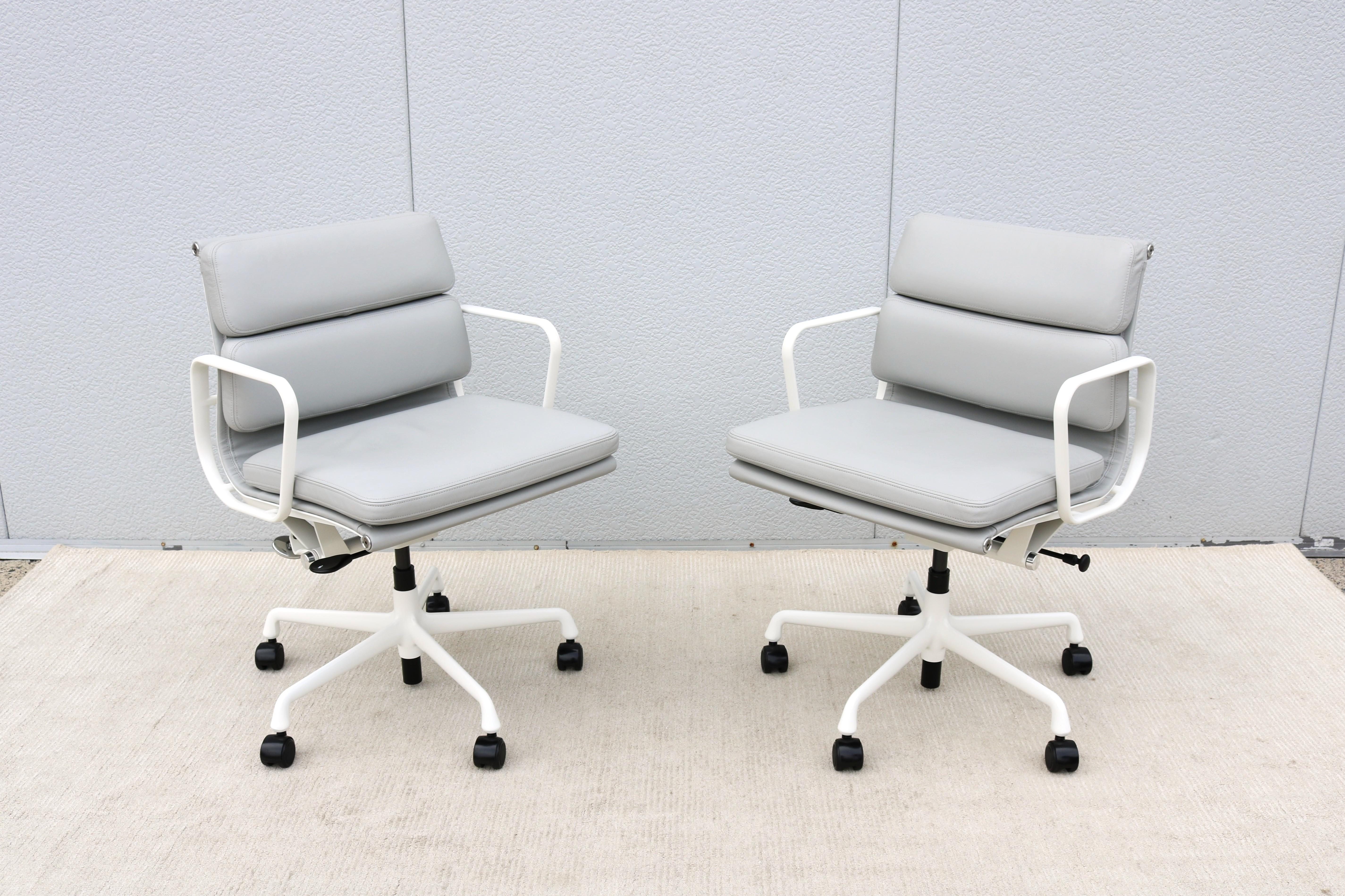 Moderner Herman Miller Eames Soft Pad Management Chair aus grauem Leder aus der Jahrhundertmitte (Aluminium) im Angebot