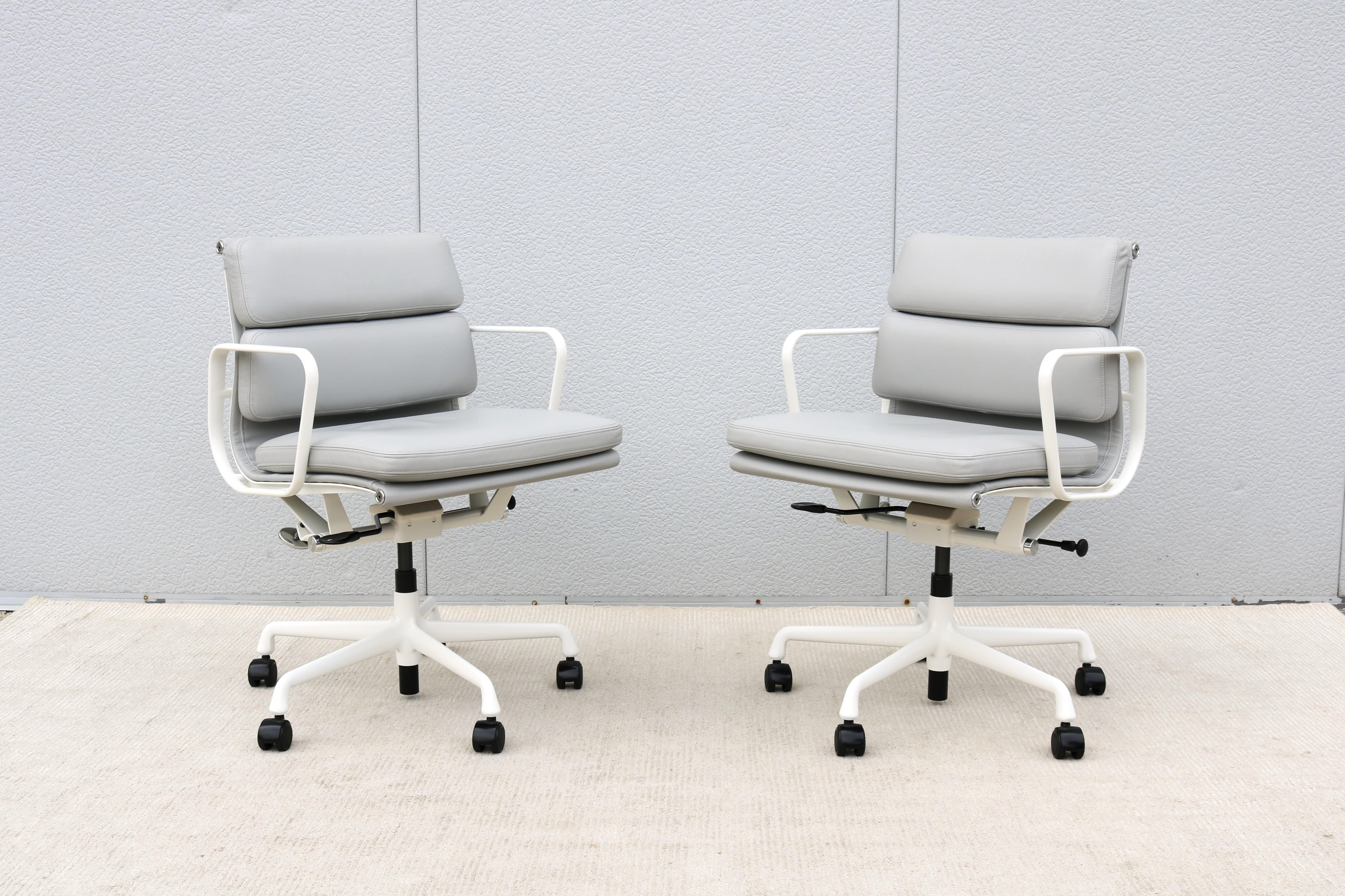 Moderner Herman Miller Eames Soft Pad Management Chair aus grauem Leder aus der Jahrhundertmitte im Angebot 1
