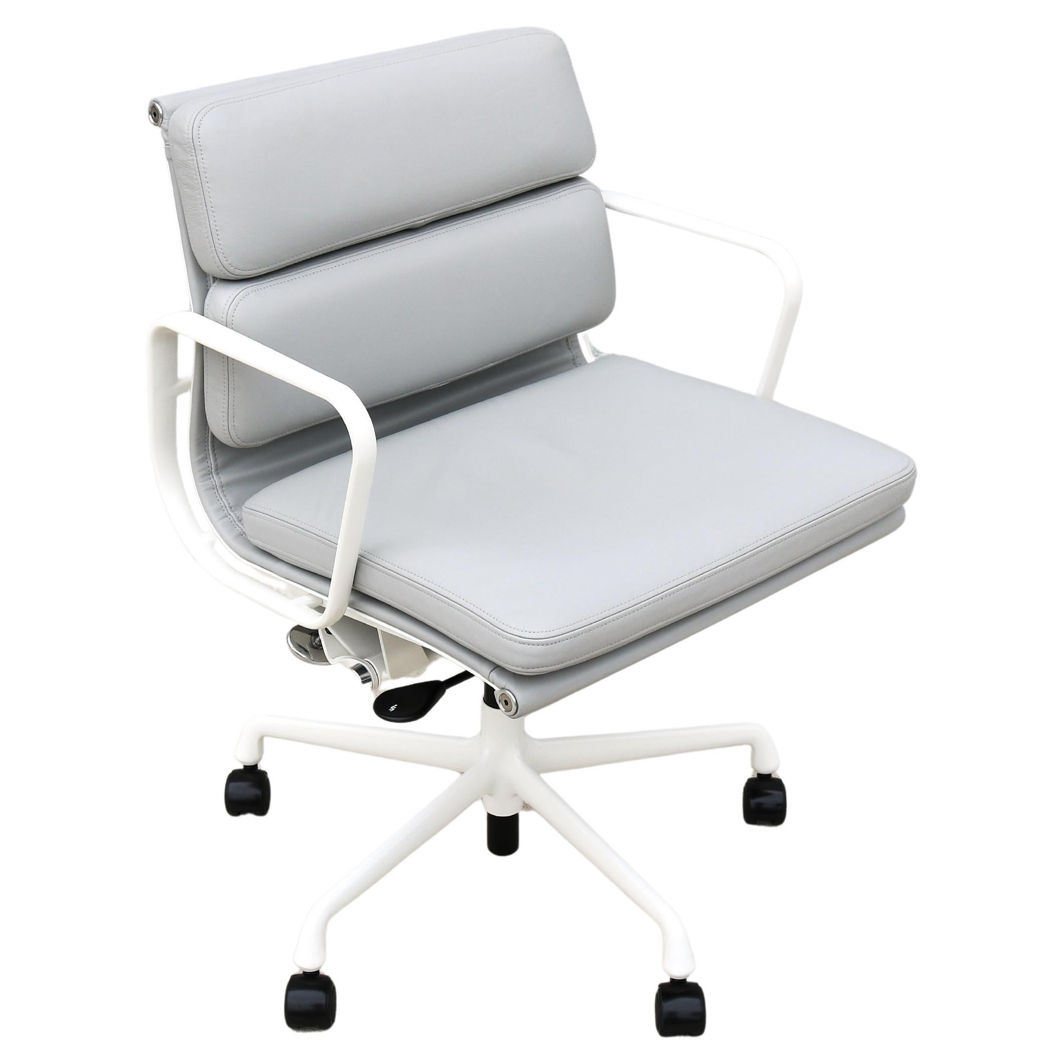 Moderner Herman Miller Eames Soft Pad Management Chair aus grauem Leder aus der Jahrhundertmitte im Angebot