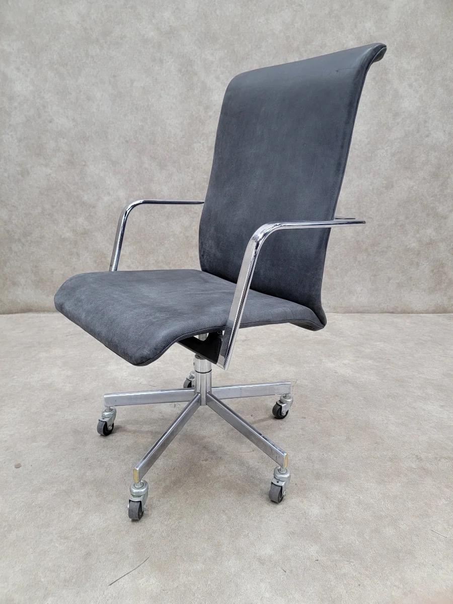 Mid Century Modern Herman Miller High Back Swivel Office Chair Newly Upholstered In Good Condition For Sale In Chicago, IL