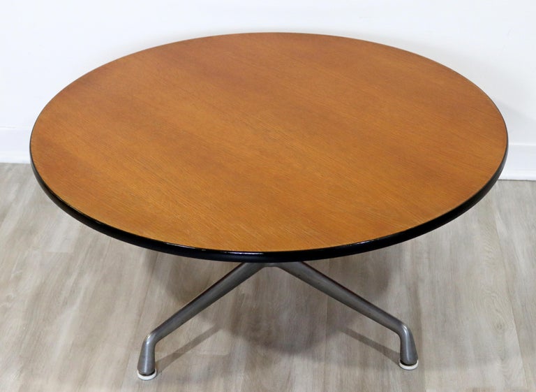 For your consideration is a vintage original, low, circular coffee table, by Herman Miller, circa the 1960s. In very good vintage condition. The dimensions are 36