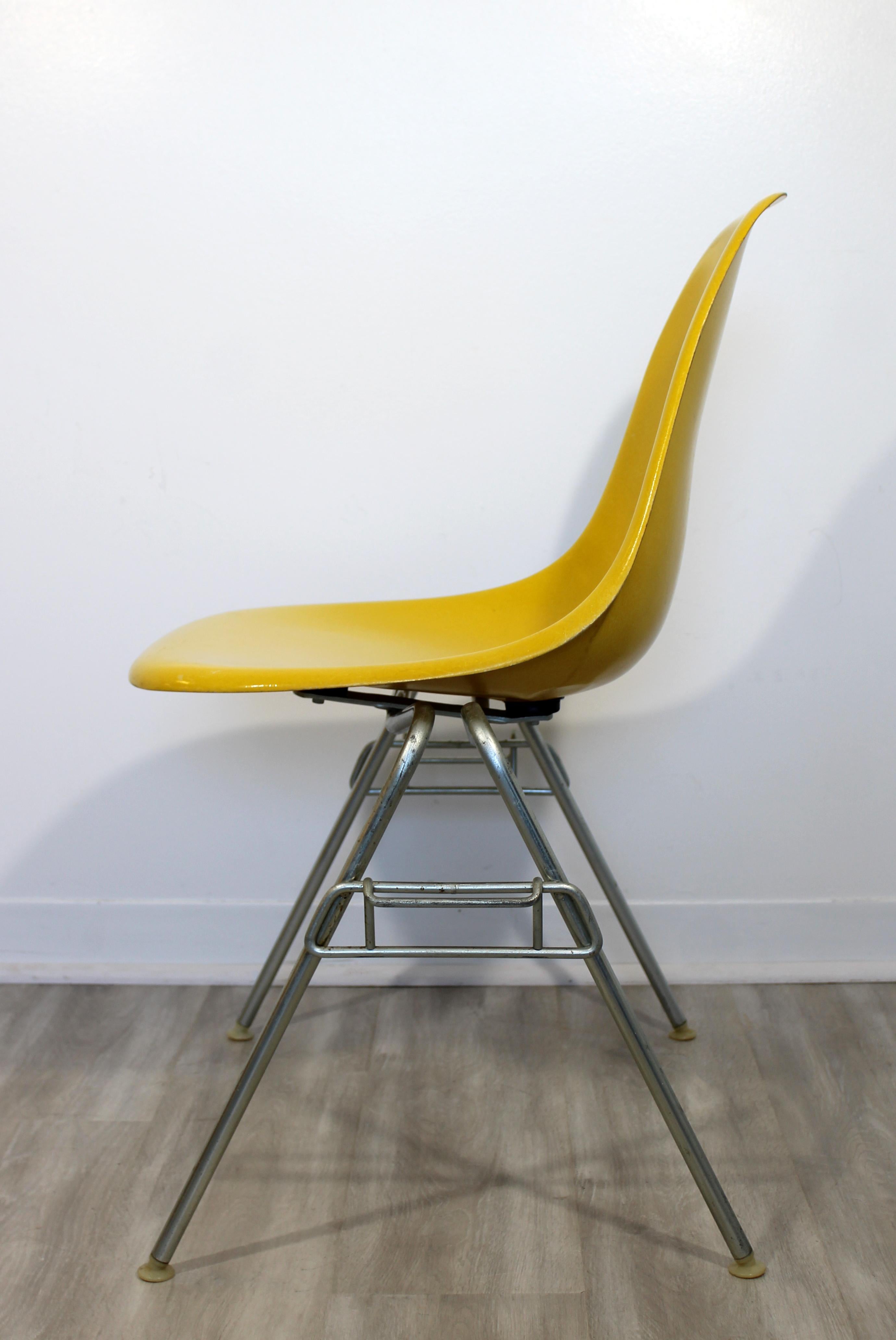Mid-Century Modern Herman Miller Set of 4 Yellow Shell Stacking Side Chairs In Good Condition In Keego Harbor, MI