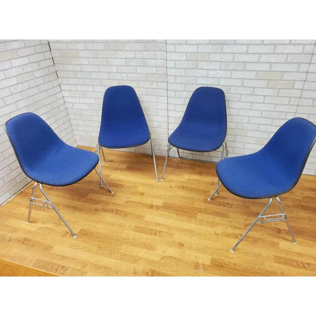 Sedie a conchiglia in fibra di vetro Herman Miller di metà secolo moderno con tappezzeria blu Alexander Girard - Set di 4

18