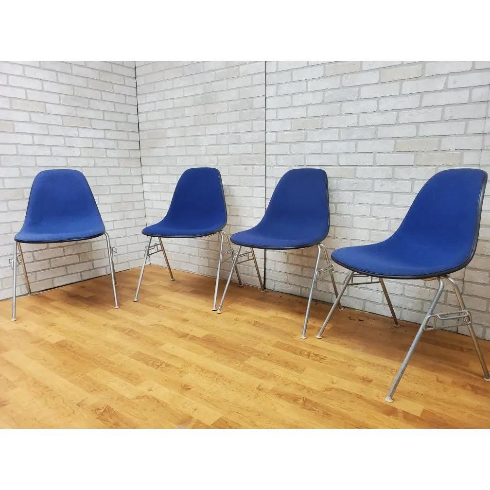 Mid-Century moderno Sedie laterali a conchiglia di Herman Miller in tessuto blu - Set di 4 sedie del Medioevo moderno in vendita