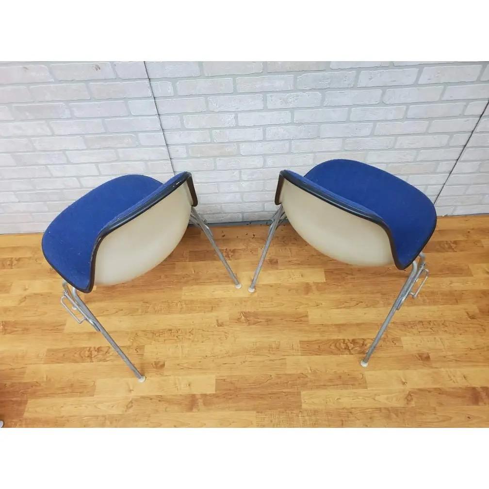 Sconosciuto Sedie laterali a conchiglia di Herman Miller in tessuto blu - Set di 4 sedie del Medioevo moderno in vendita