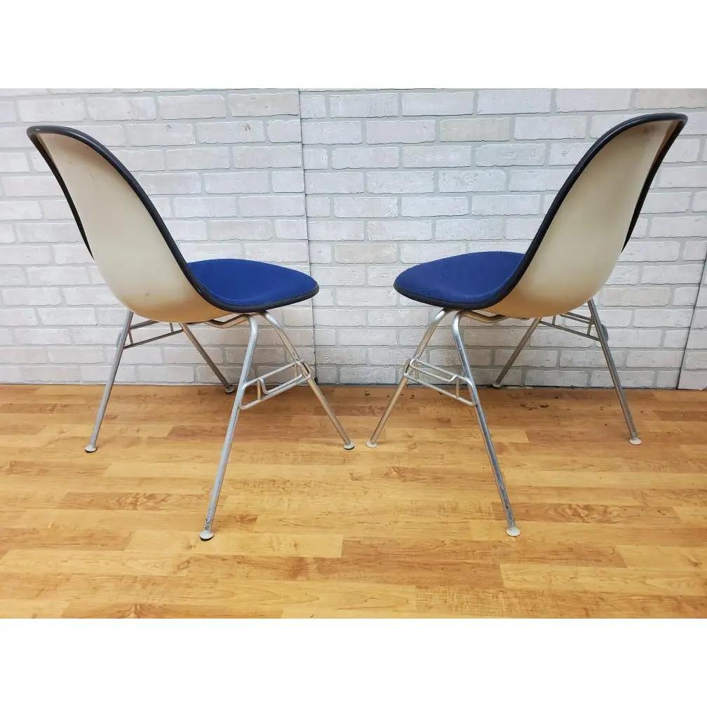 Sedie laterali a conchiglia di Herman Miller in tessuto blu - Set di 4 sedie del Medioevo moderno In condizioni buone in vendita a Chicago, IL