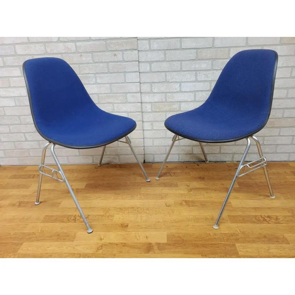 Vetroresina Sedie laterali a conchiglia di Herman Miller in tessuto blu - Set di 4 sedie del Medioevo moderno in vendita