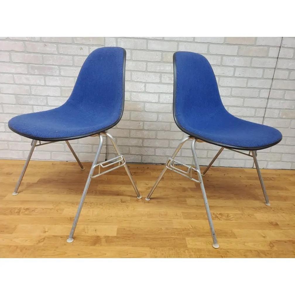 Sedie laterali a conchiglia di Herman Miller in tessuto blu - Set di 4 sedie del Medioevo moderno in vendita 1