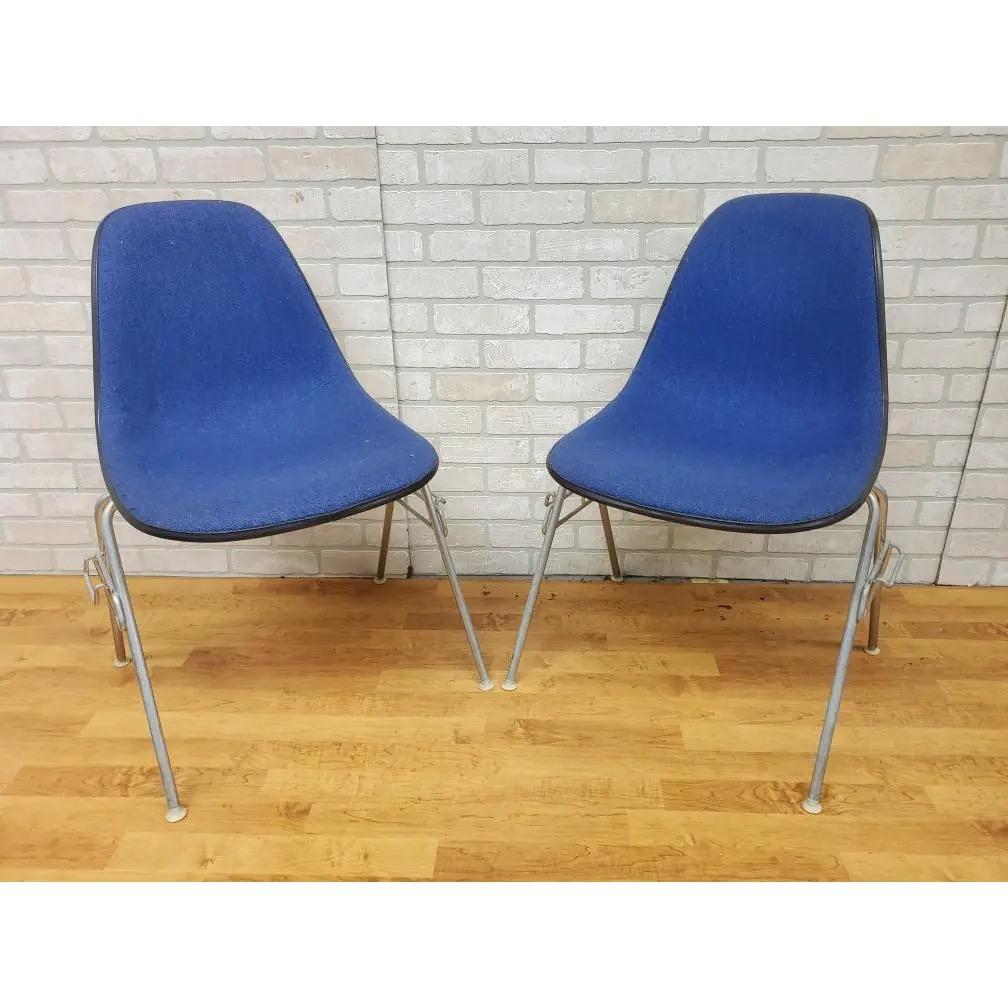 Sedie laterali a conchiglia di Herman Miller in tessuto blu - Set di 4 sedie del Medioevo moderno in vendita 2
