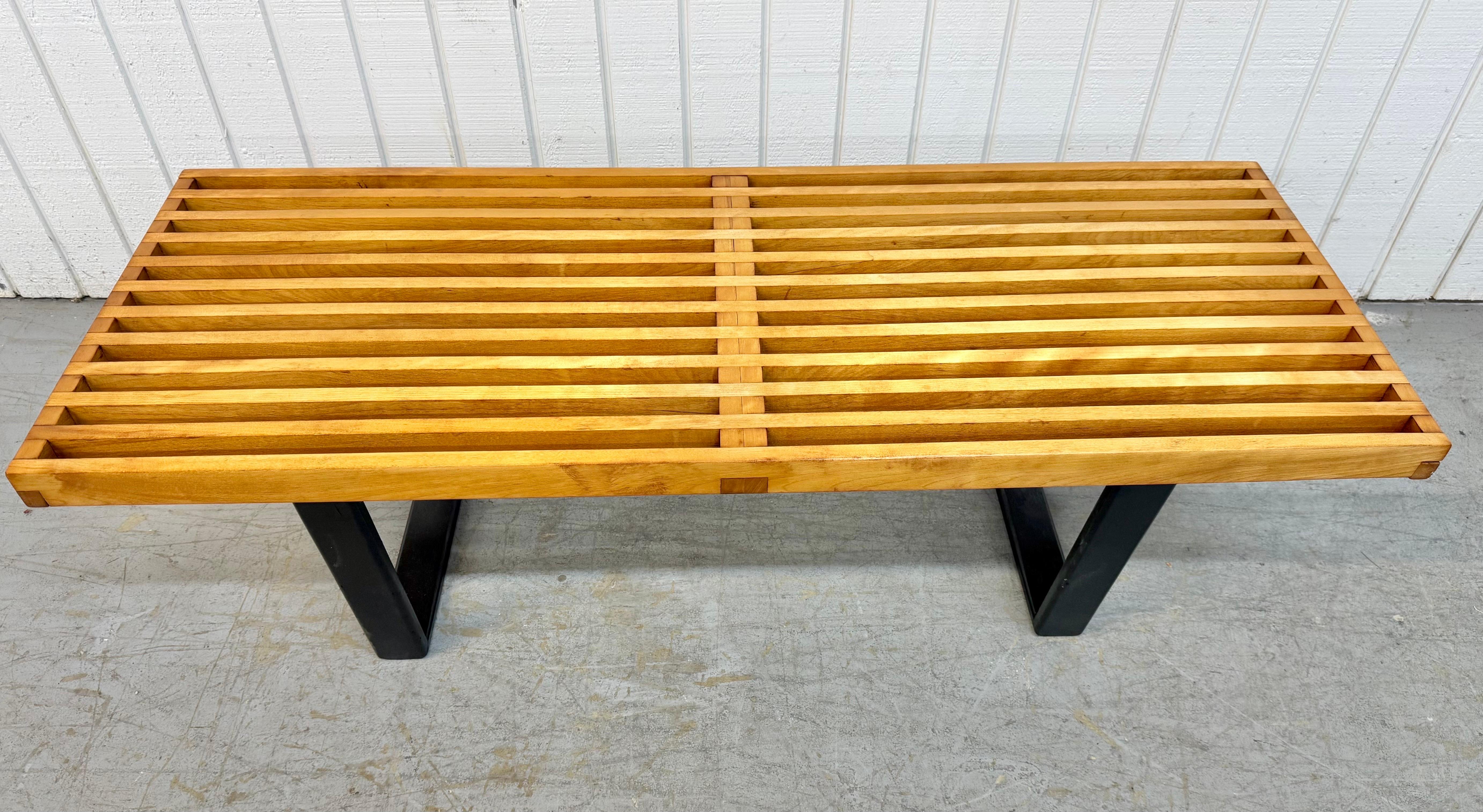 Cette annonce concerne un banc à lattes Herman Miller de style moderne du milieu du siècle. Avec un design en ligne droite, un plateau à lattes rectangulaires, des pieds modernes noirs et une belle finition naturelle. Il s'agit d'une combinaison