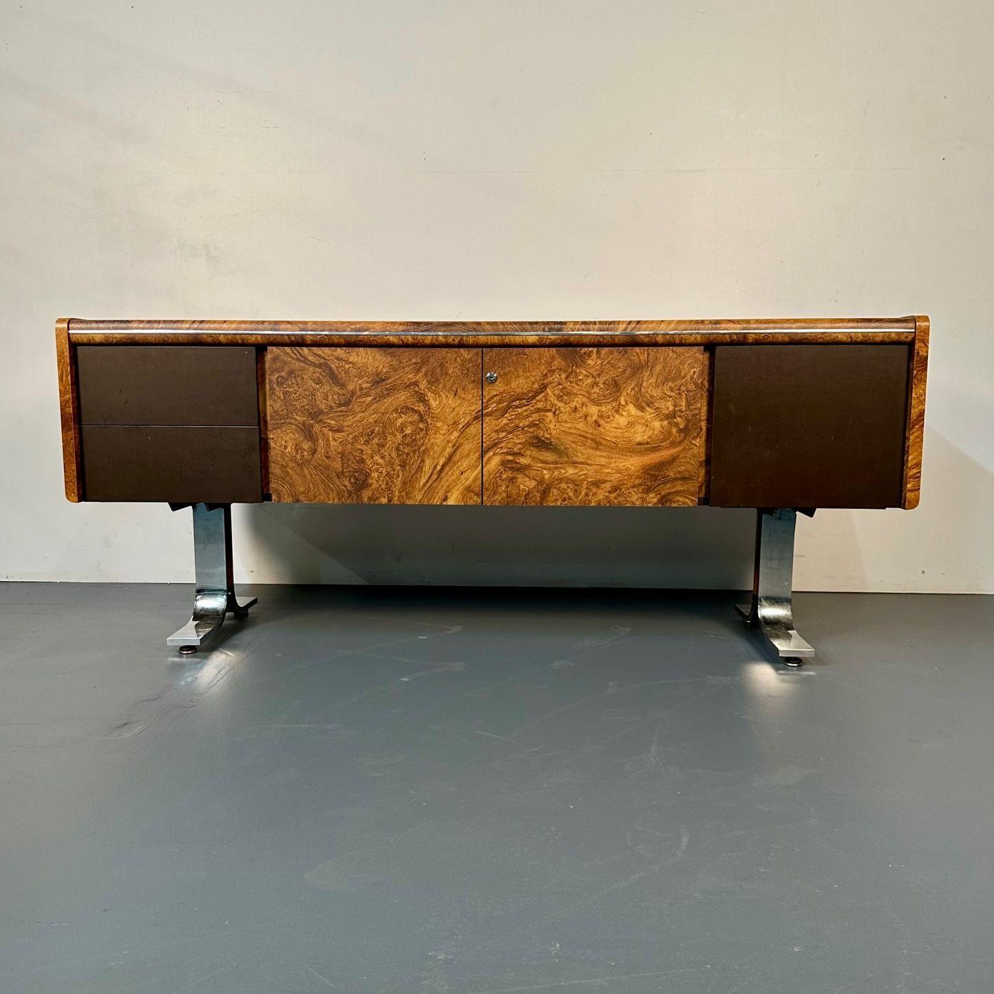 Leif Jacobsen Style, Mid-Century Modern, Credenza, Burlwood, Canada, 1950s In Good Condition For Sale In Stamford, CT