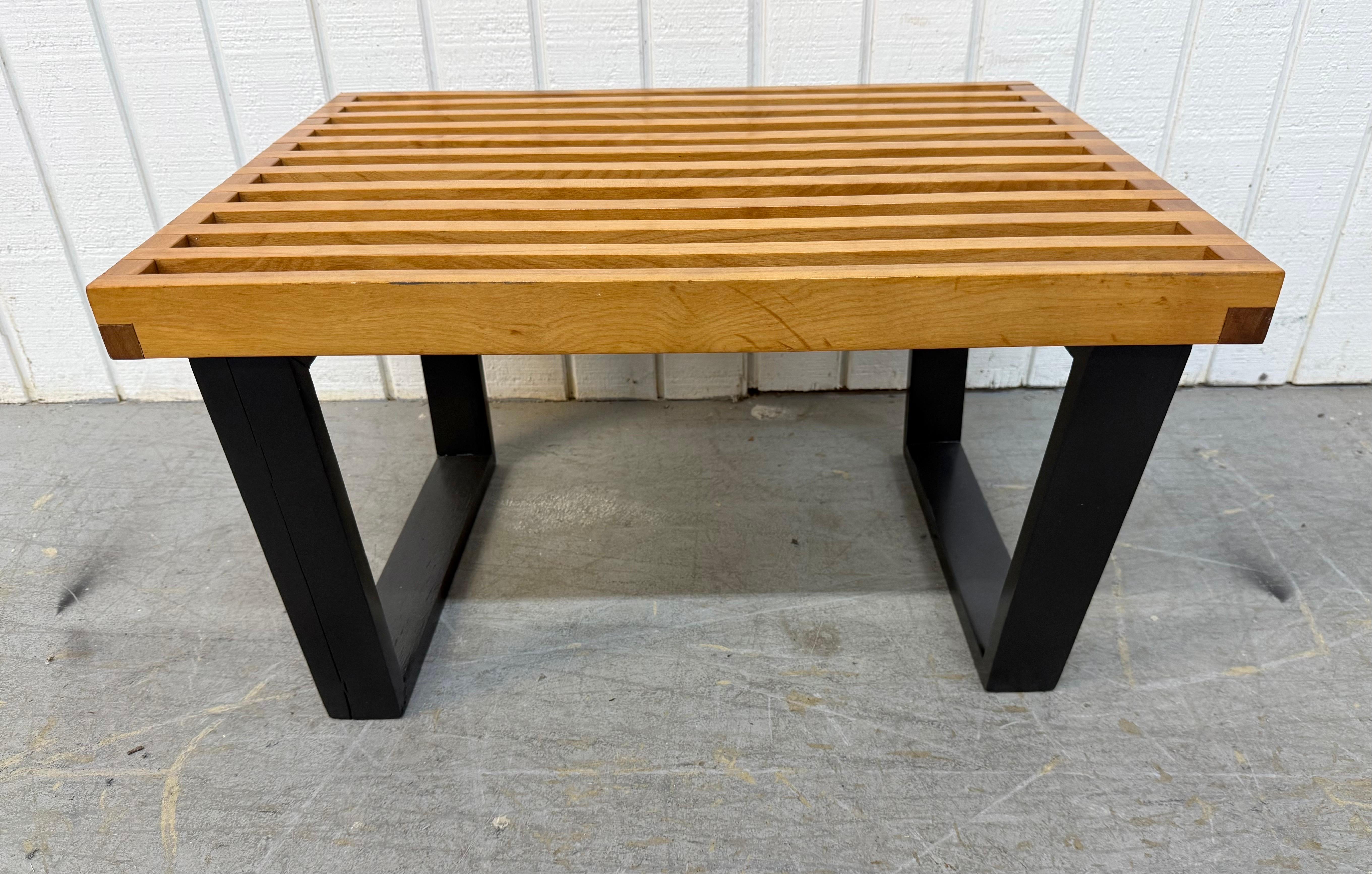 Cette annonce concerne un banc à lattes de style Herman Miller du milieu du siècle dernier. Design/One : ligne droite, plateau à lattes rectangulaires, pieds modernes noirs et finition en bois blond naturel. Il s'agit d'une combinaison