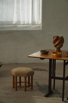 Taburete hexagonal de roble moderno de mediados de siglo con asiento de lana de cordero y patas de bobina, años 50