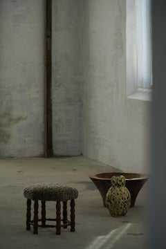 Taburete hexagonal de roble moderno de mediados de siglo con asiento de lana de cordero y patas de bobina, años 50