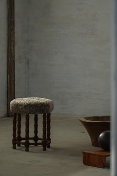 Moderner Sechseck-Hocker aus Eiche mit Lammfell-Sitz und gedrechselten Beinen, 1950er Jahre