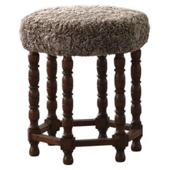 Moderner Sechseck-Hocker aus Eiche mit Lammfell-Sitz und gedrechselten Beinen, 1950er Jahre