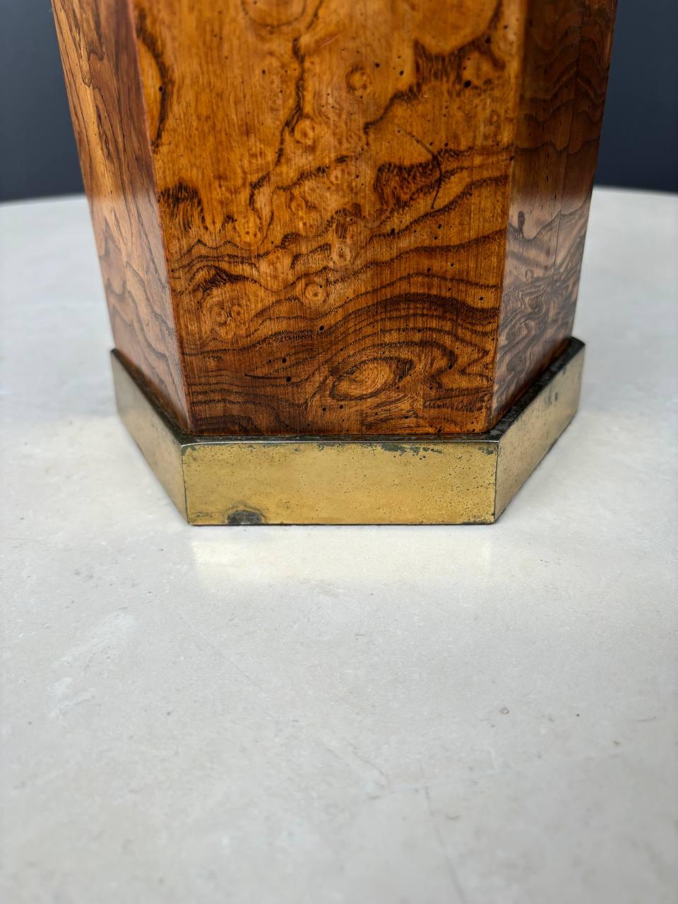 Mid-Century Modern Hexagonal Burl Wood & Brass Table Lamp For Sale 5