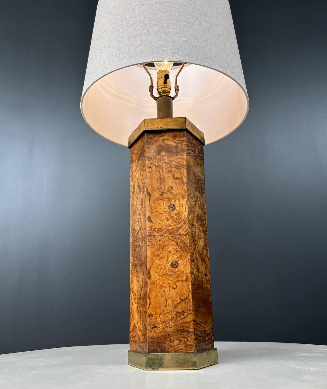 Mid-Century Modern Hexagonal Burl Wood & Brass Table Lamp In Good Condition For Sale In Los Angeles, CA
