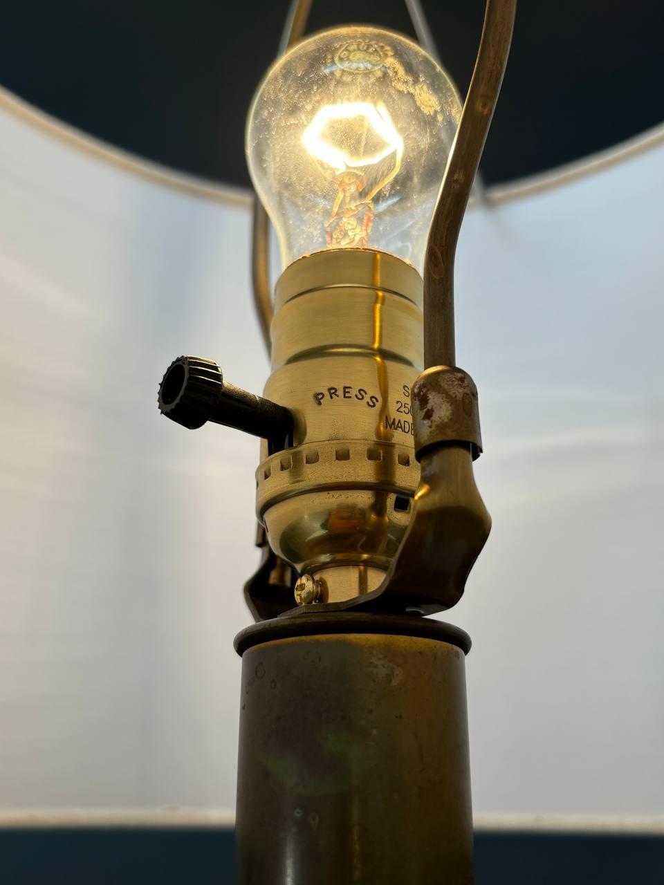 Mid-Century Modern Sechseckige Tischlampe aus Wurzelholz und Messing (Mitte des 20. Jahrhunderts) im Angebot
