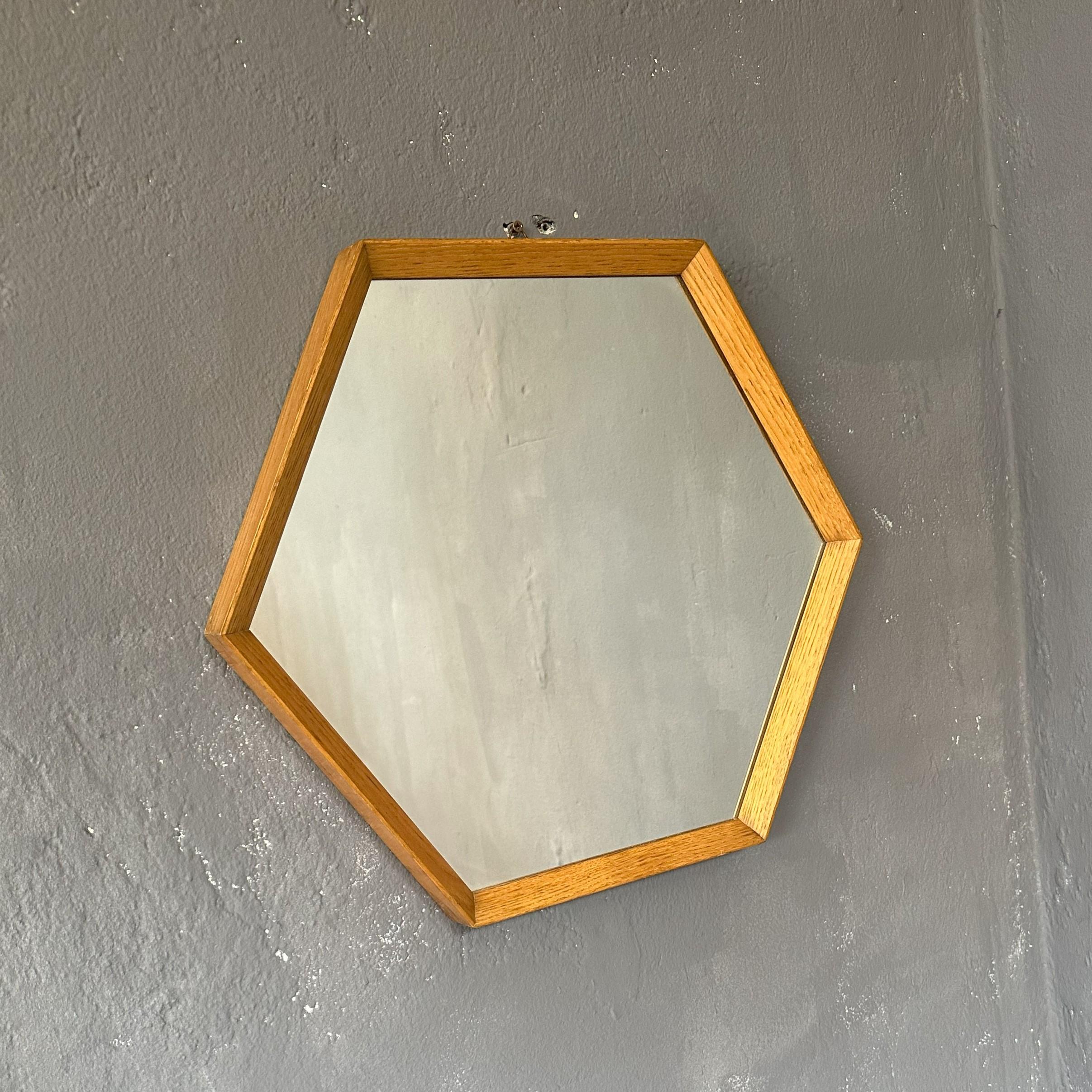 Miroir hexagonal, moderne du milieu du siècle, avec cadre en bois de chêne, années 1960, fabrication italienne.
Miroir hexagonal de 26,5 cm de côté.
Le cadre en bois de chêne, qui suit tout le contour du miroir, le rend moderne et adaptable à tout