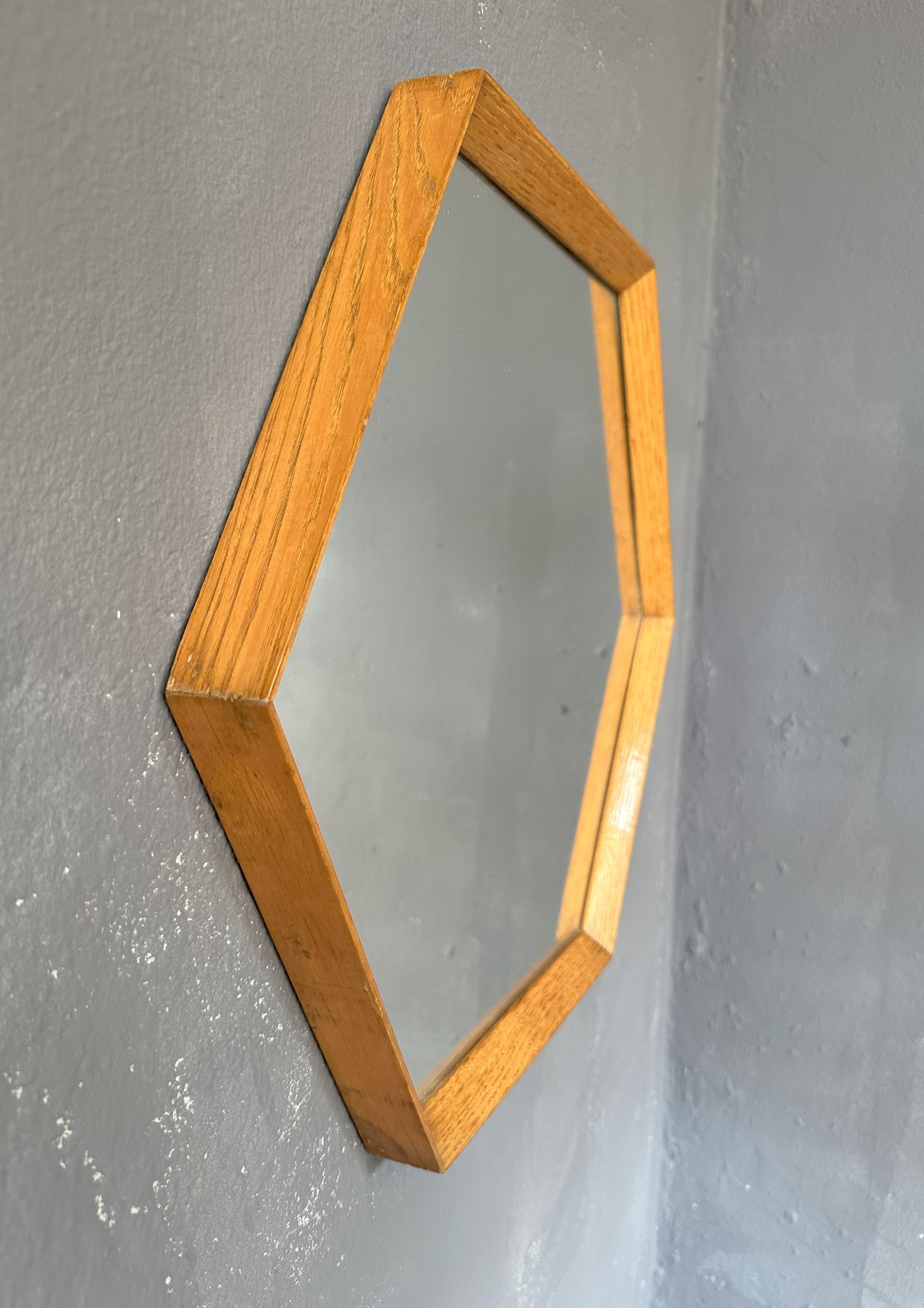 Italiano Specchio esagonale Mid-Century Modern con cornice in legno di quercia 1960 Manifattura italiana in vendita
