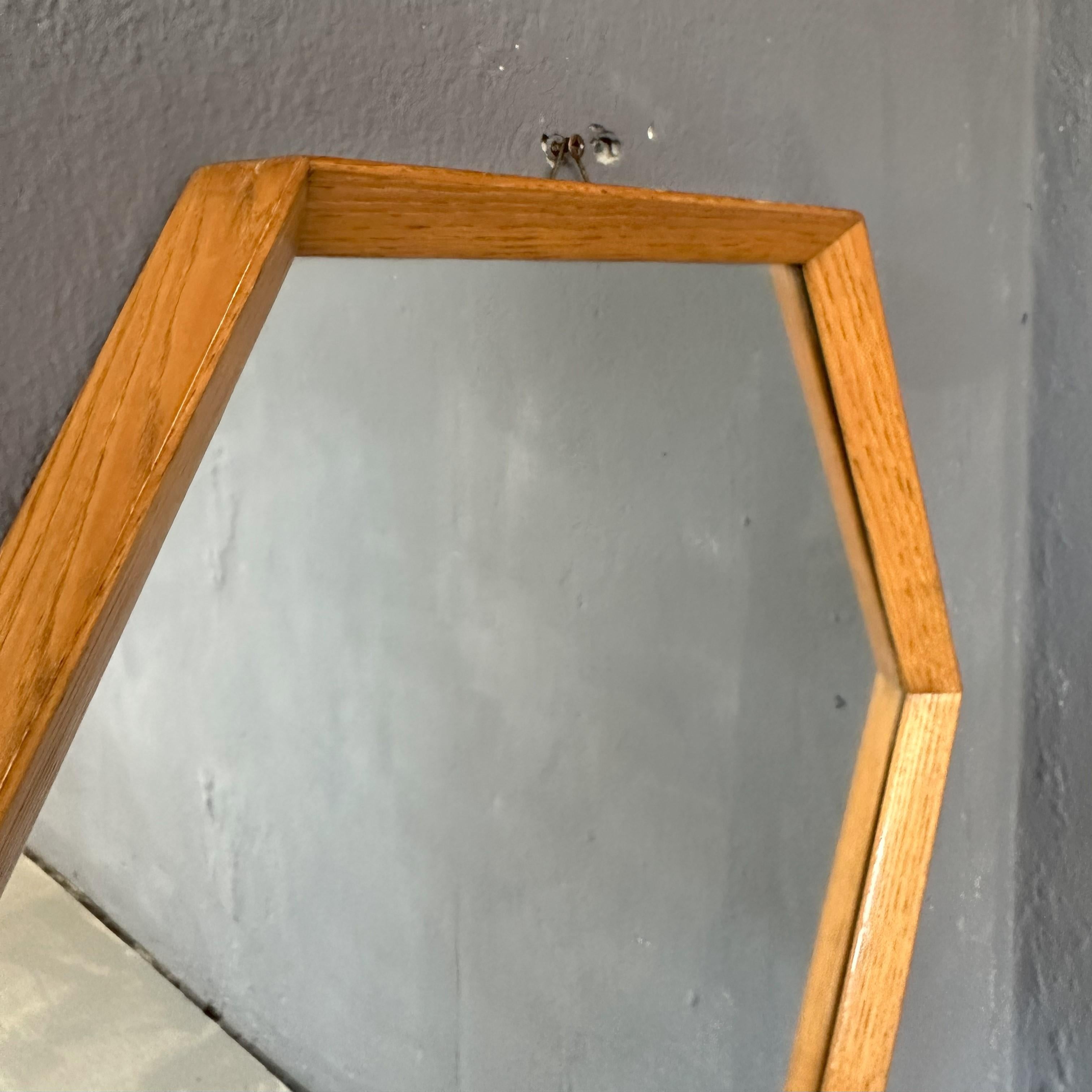 Mid-Century Modern hexagonal Mirror with oak wood frame 1960 Italian manufacture For Sale 3