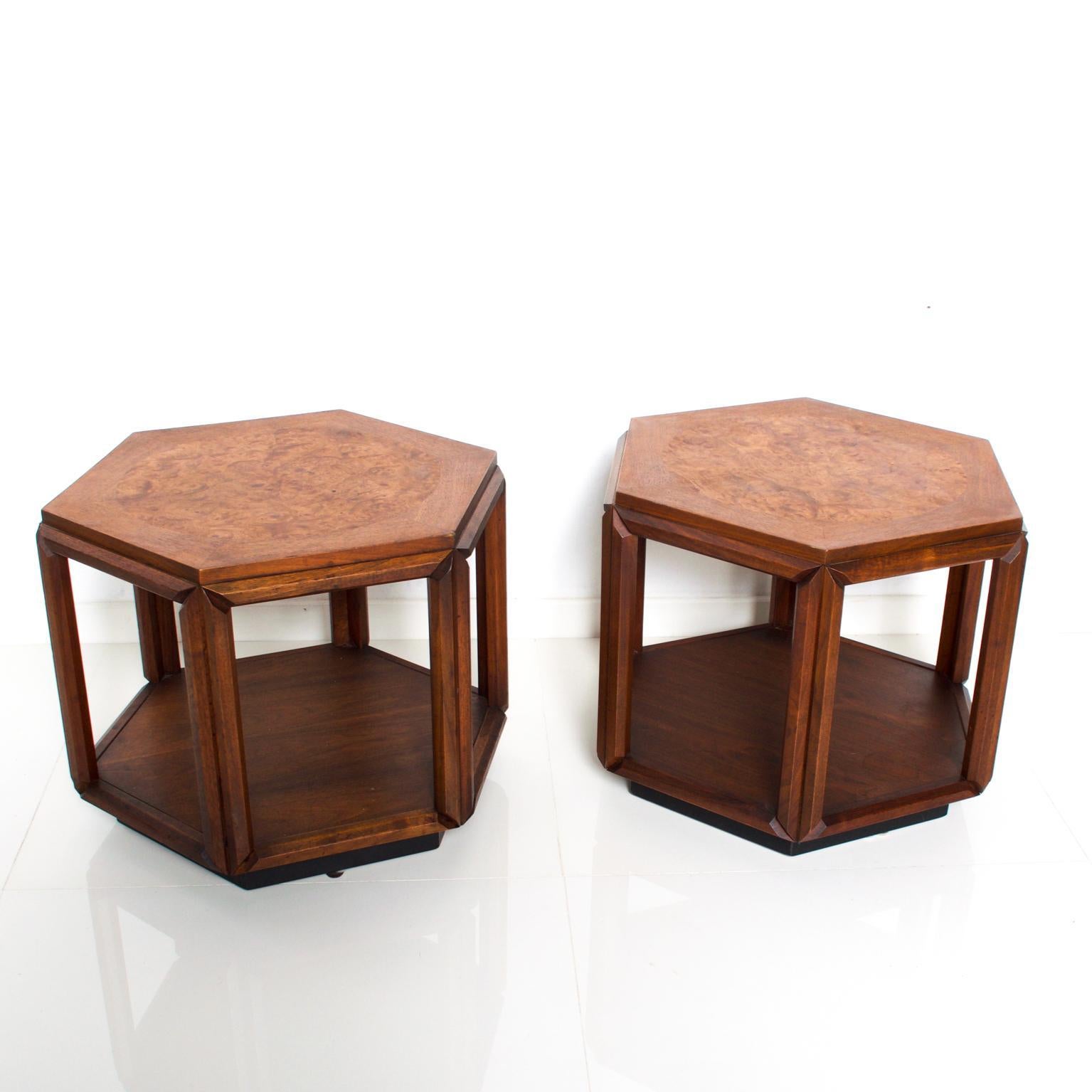 We are pleased to offer for your consideration a beautiful pair of side tables by John Keal for Brown Saltman. 1960s USA
Walnut wood with a hexagonal shape. The top has a burl wood inlay in the center with a circle shape.
Only one of the tables