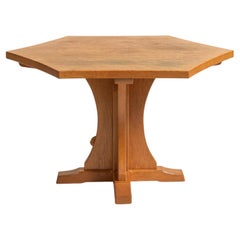 Sechseckiger Mid-Century-Modern-Tisch aus Eiche von Robert „Mouseman“ Thompson, 1950er Jahre