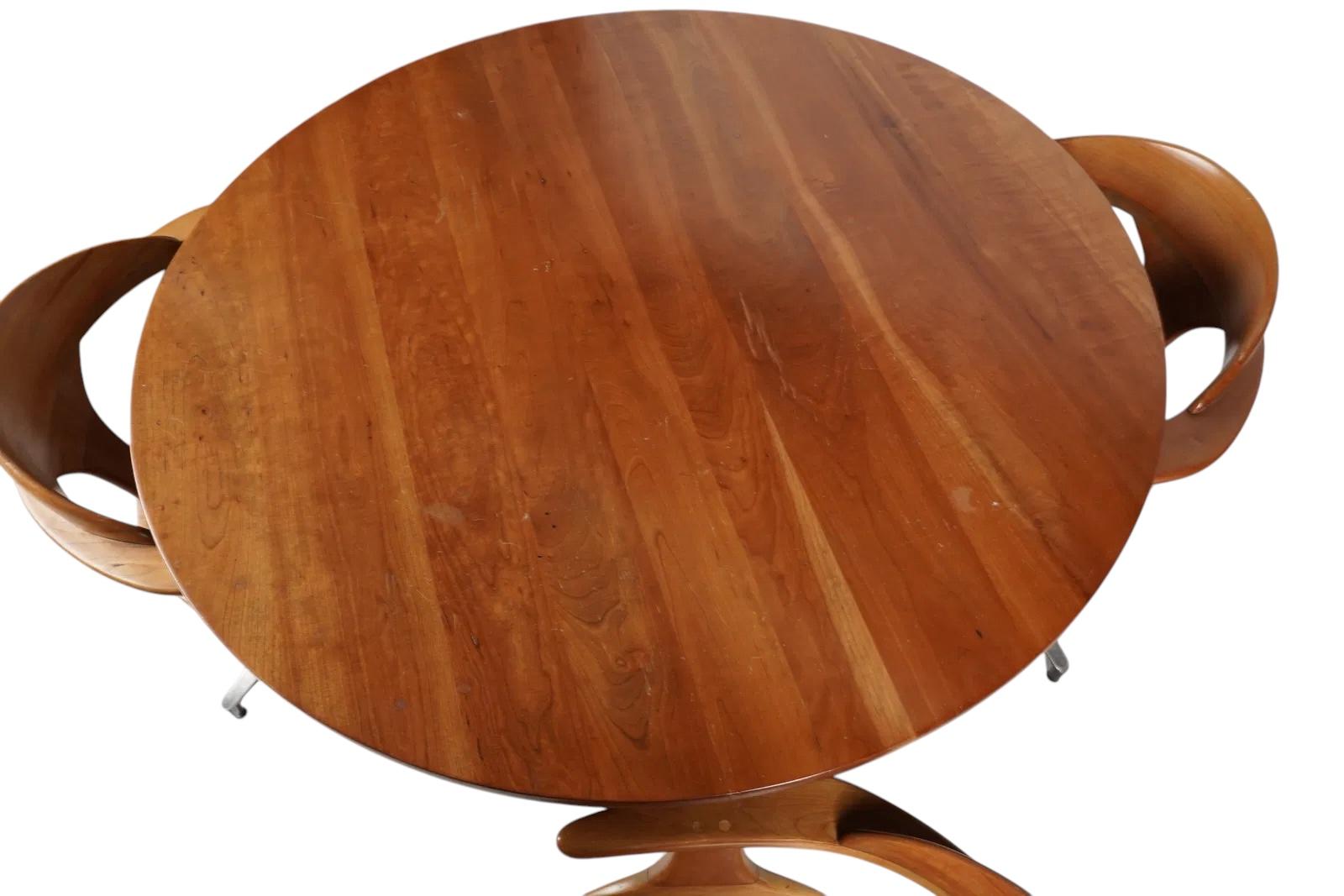 Elevate your dining space with this stunning Heywood-Wakefield dining set from the 1960s, a true icon of Mid-Century Modern design. Crafted from solid birch wood, this set showcases the brand’s signature sleek curves, warm honey-toned finish, and