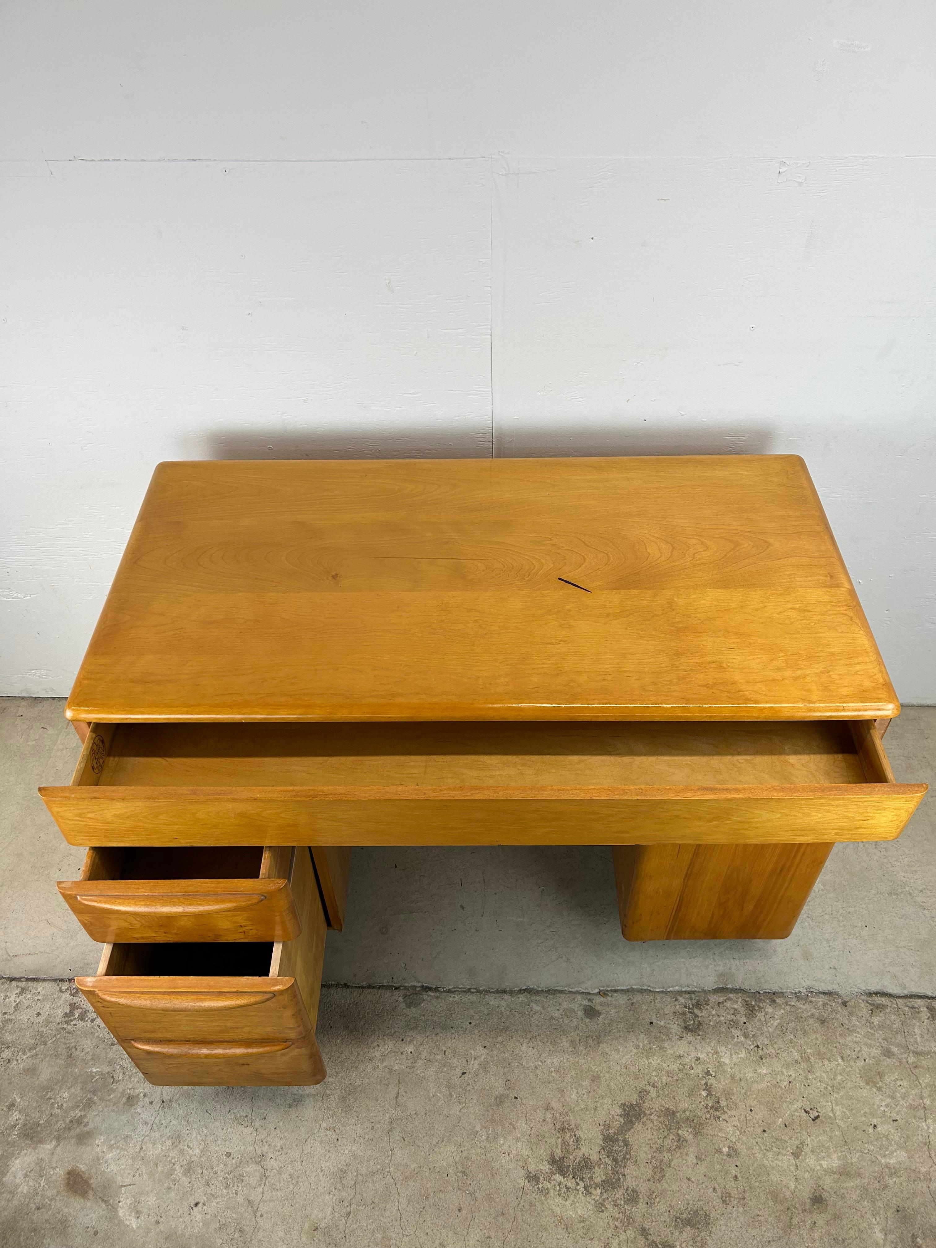 Mid Century Modern Heywood Wakefield 3 Drawer Writing Desk In Good Condition For Sale In Freehold, NJ