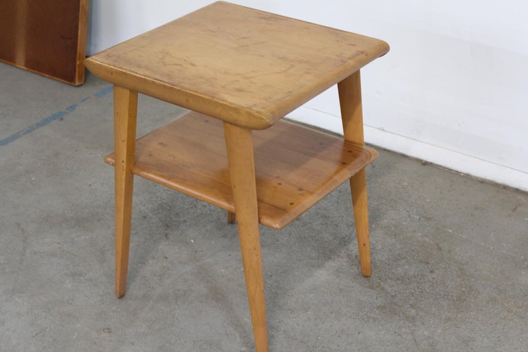 Mid-Century Modern Heywood Wakefield Champagne 2-Tier End Table In Fair Condition For Sale In Wilmington, DE