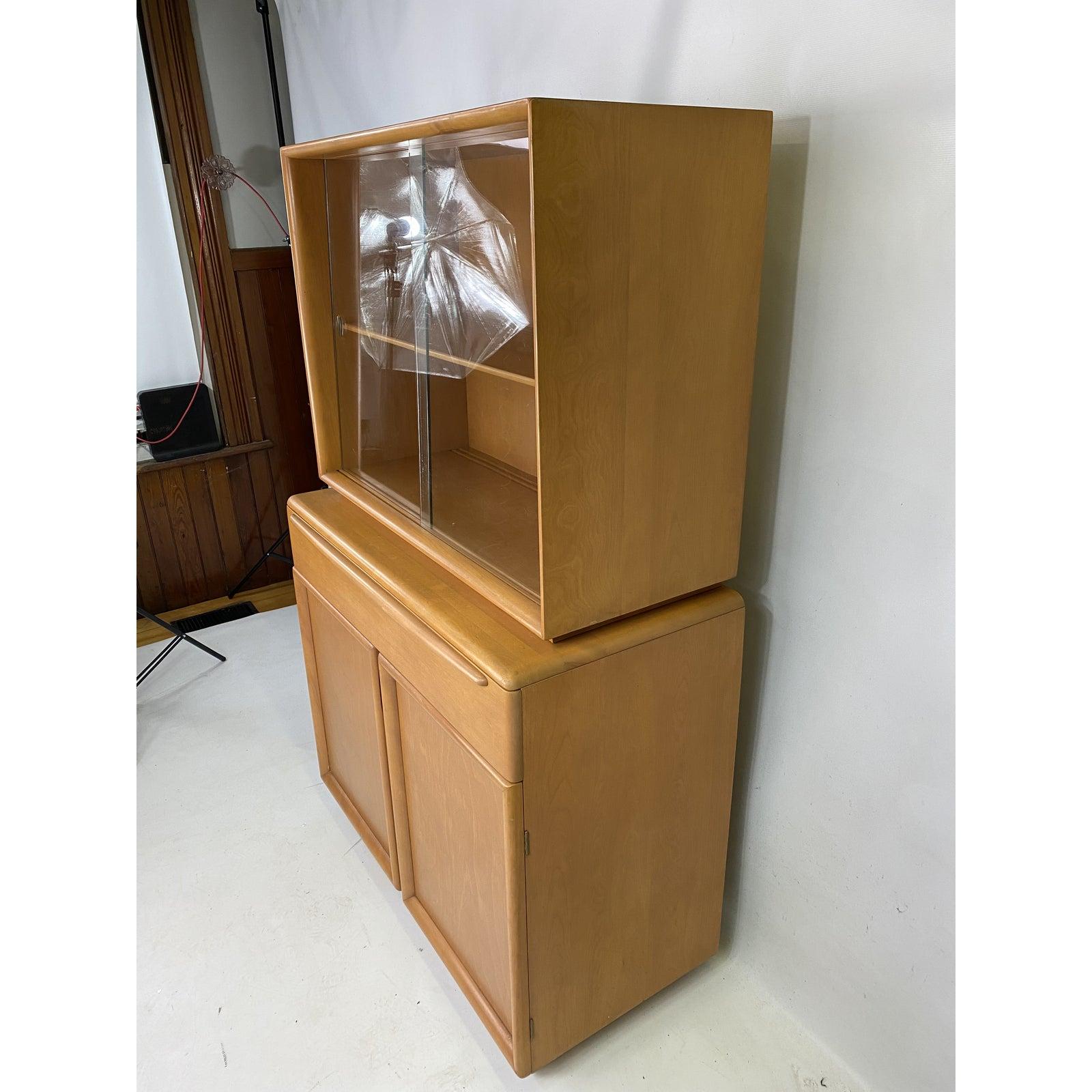 Mid-Century Modern Heywood Wakefield Champagne China Cabinet In Good Condition In Esperance, NY
