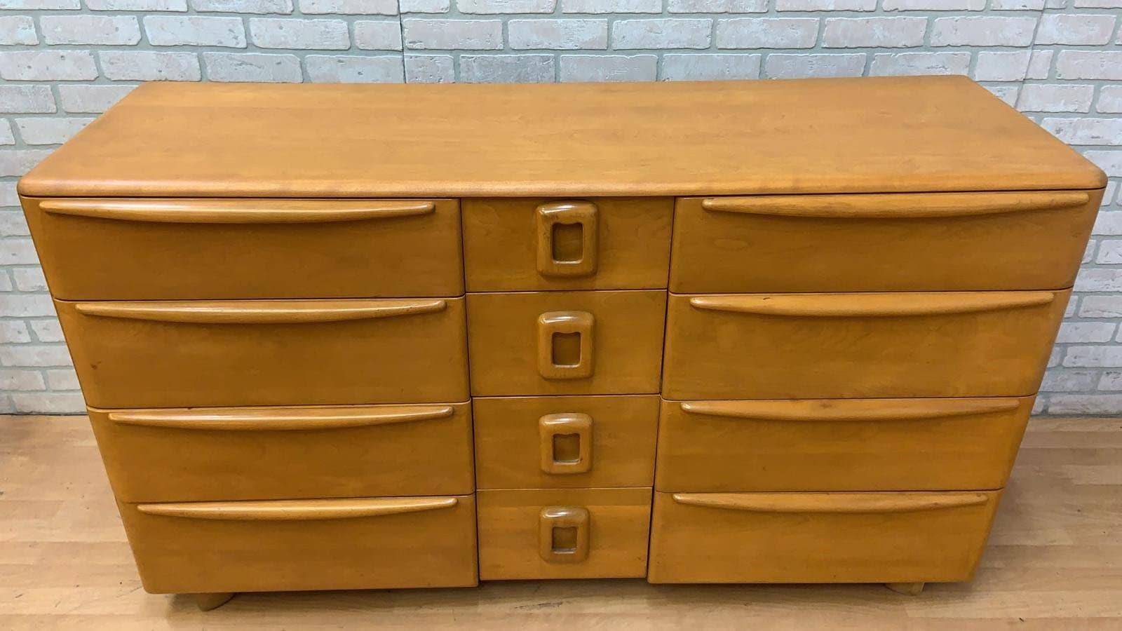 Mid-Century Modern Heywood Wakefield champagne twelve drawer dresser chest

Beautiful Heywood Wakefield twelve drawer champagne chest of drawers. This dresser features the coveted drawer pulls.

circa 1950

Dimensions 

H 33”
W 60”
D 20”.