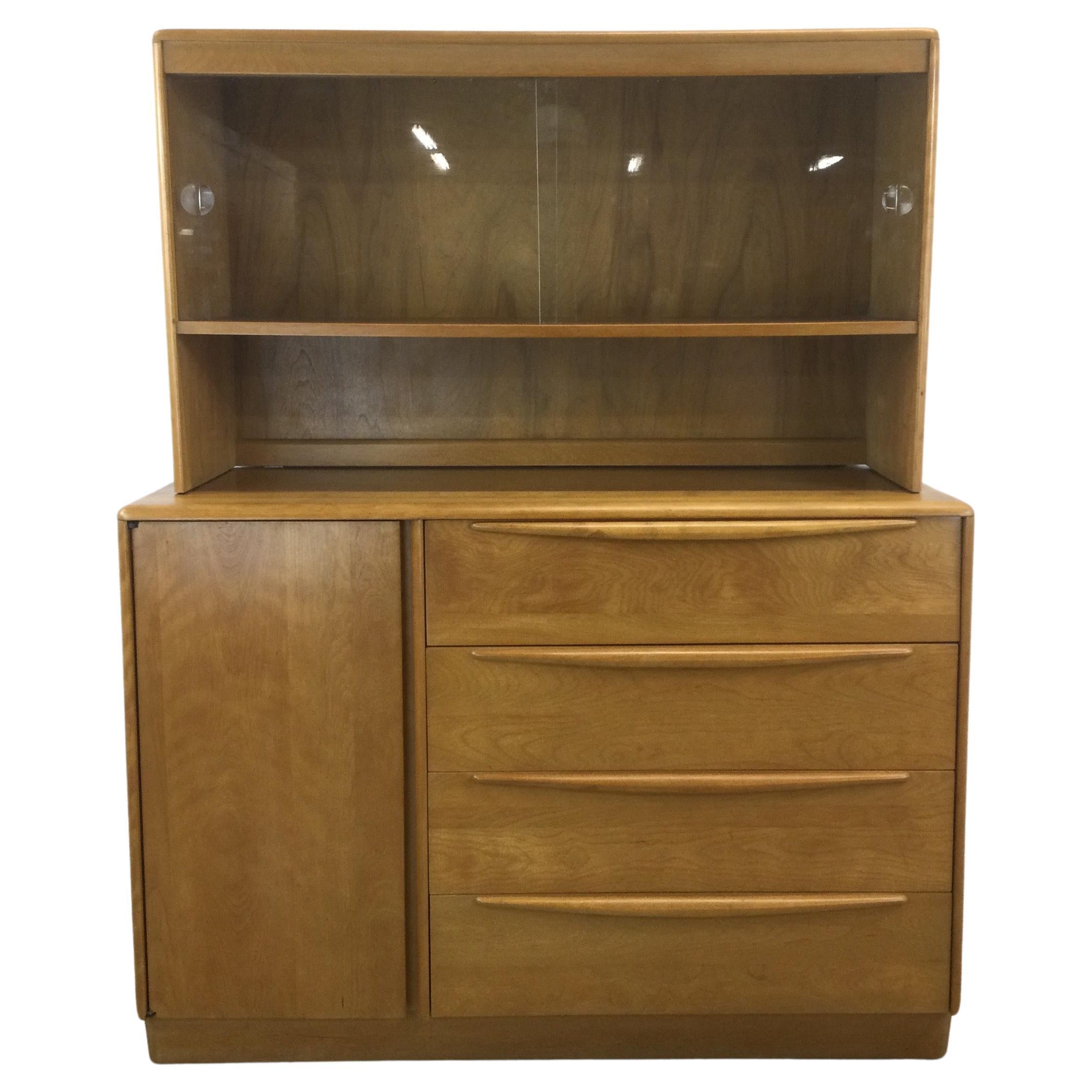 Mid-Century Modern Heywood Wakefield China Schrank mit Klappfront-Schreibtisch aus der Mitte des Jahrhunderts im Angebot