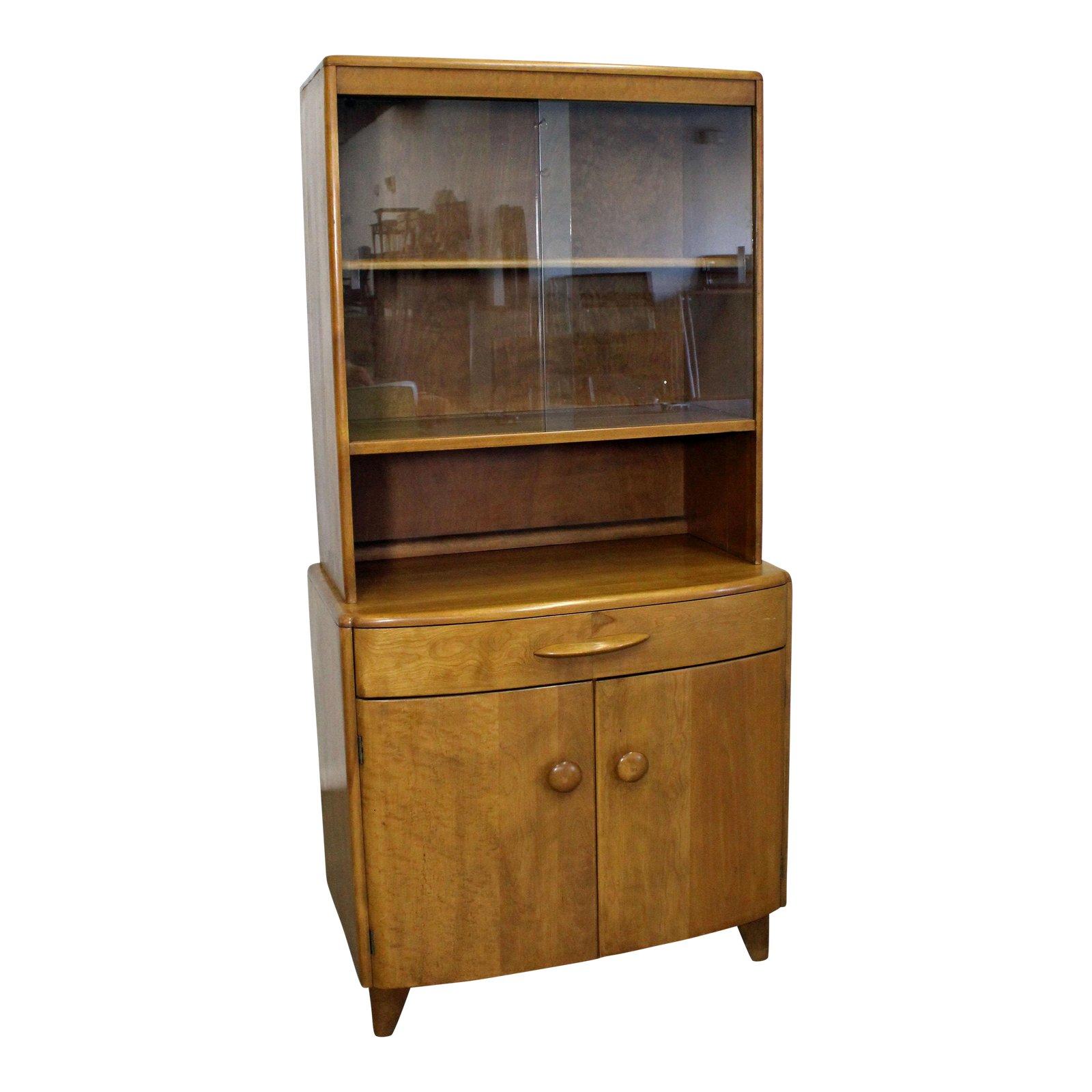 This is a compelling pre-war china cabinet from Heywood-Wakefield’s ‘Coronet’ line. Coronet premiered in 1941 and was designed by Count Alexis De Sakhnoffsky. The front is fitted with two sliding glass doors with two shelves inside and has a