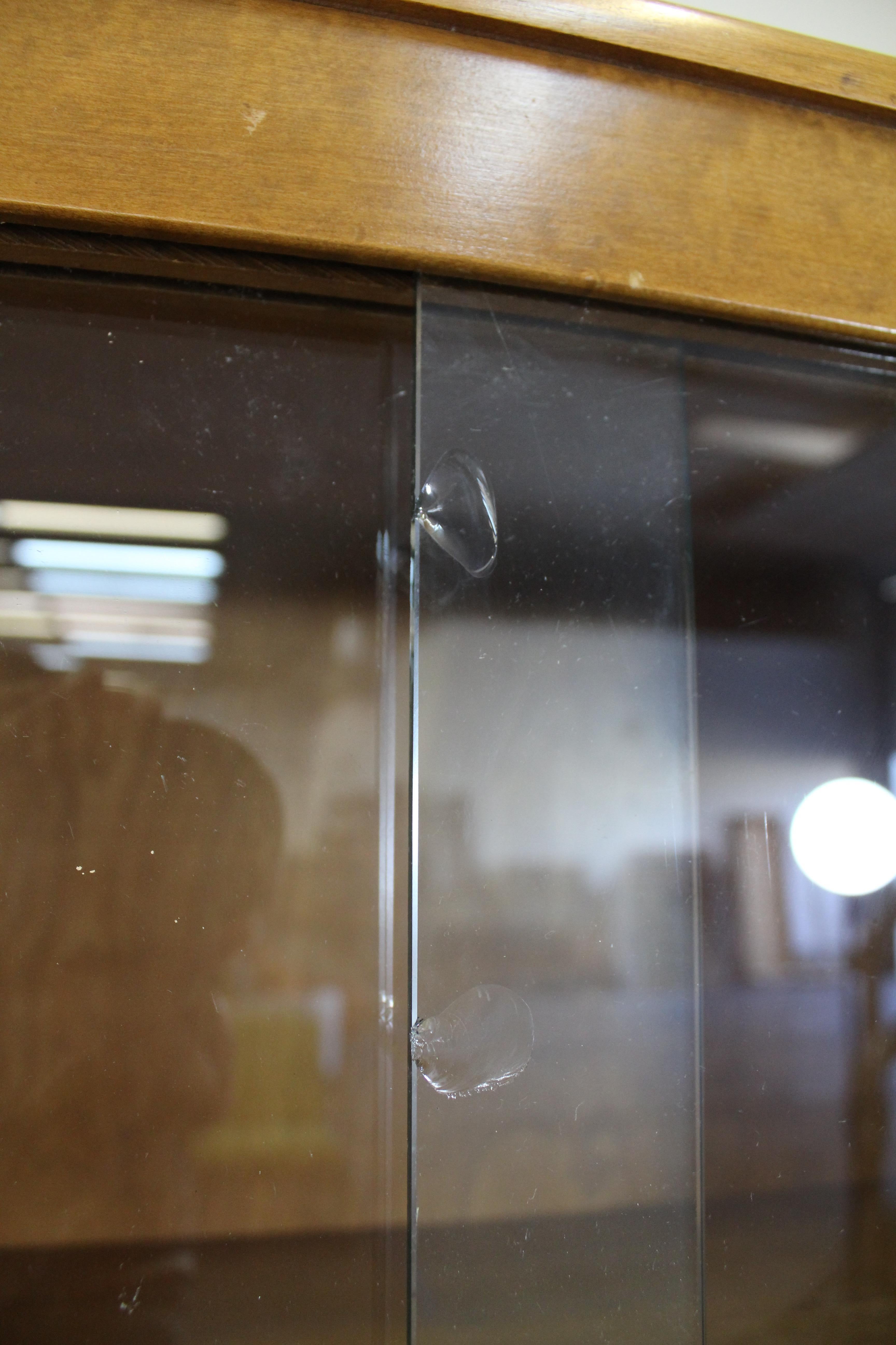 Mid-Century Modern Heywood-Wakefield Coronet Champagne China Cabinet In Fair Condition In Wilmington, DE