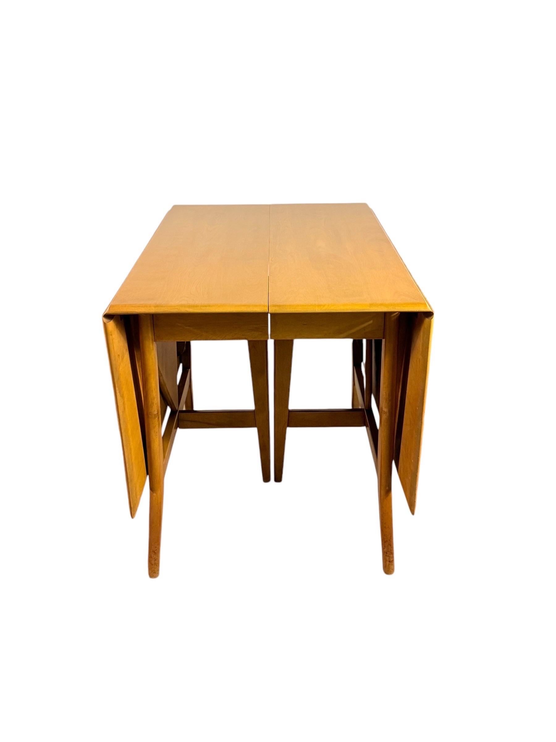 Table de salle à manger vintage à feuilles tombantes et à rallonge

Cette table de salle à manger vintage à feuilles tombantes est un mélange parfait de fonctionnalité et de design intemporel. Doté d'un astucieux mécanisme de support pivotant, le