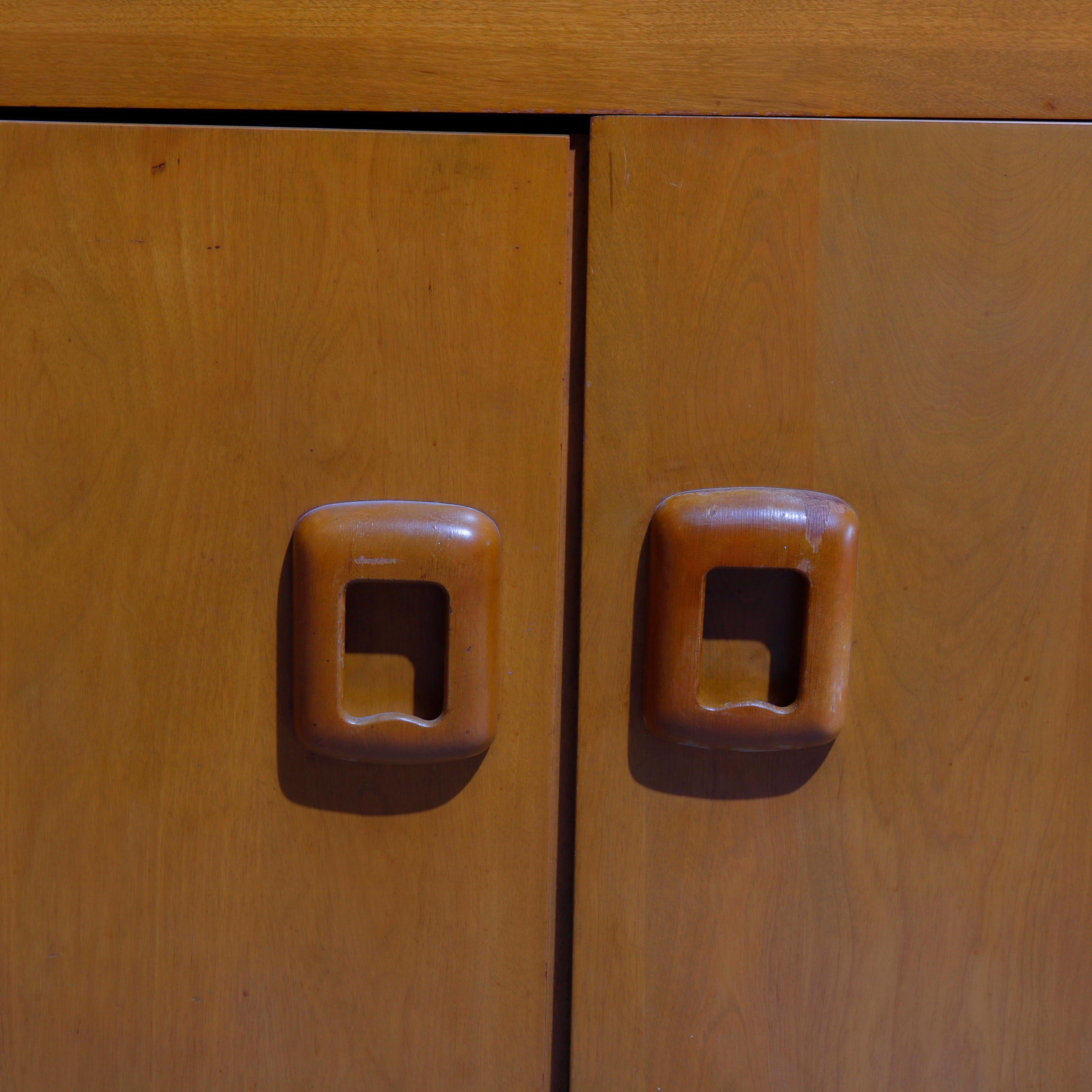 A Mid-Century Modern breakfront cabinet by Heywood Wakefield offers Isabel design having sliding glass door and shelved upper surmounting lower case with frieze drawer over double blind door cabinet, 20th century


Measures: 64.5