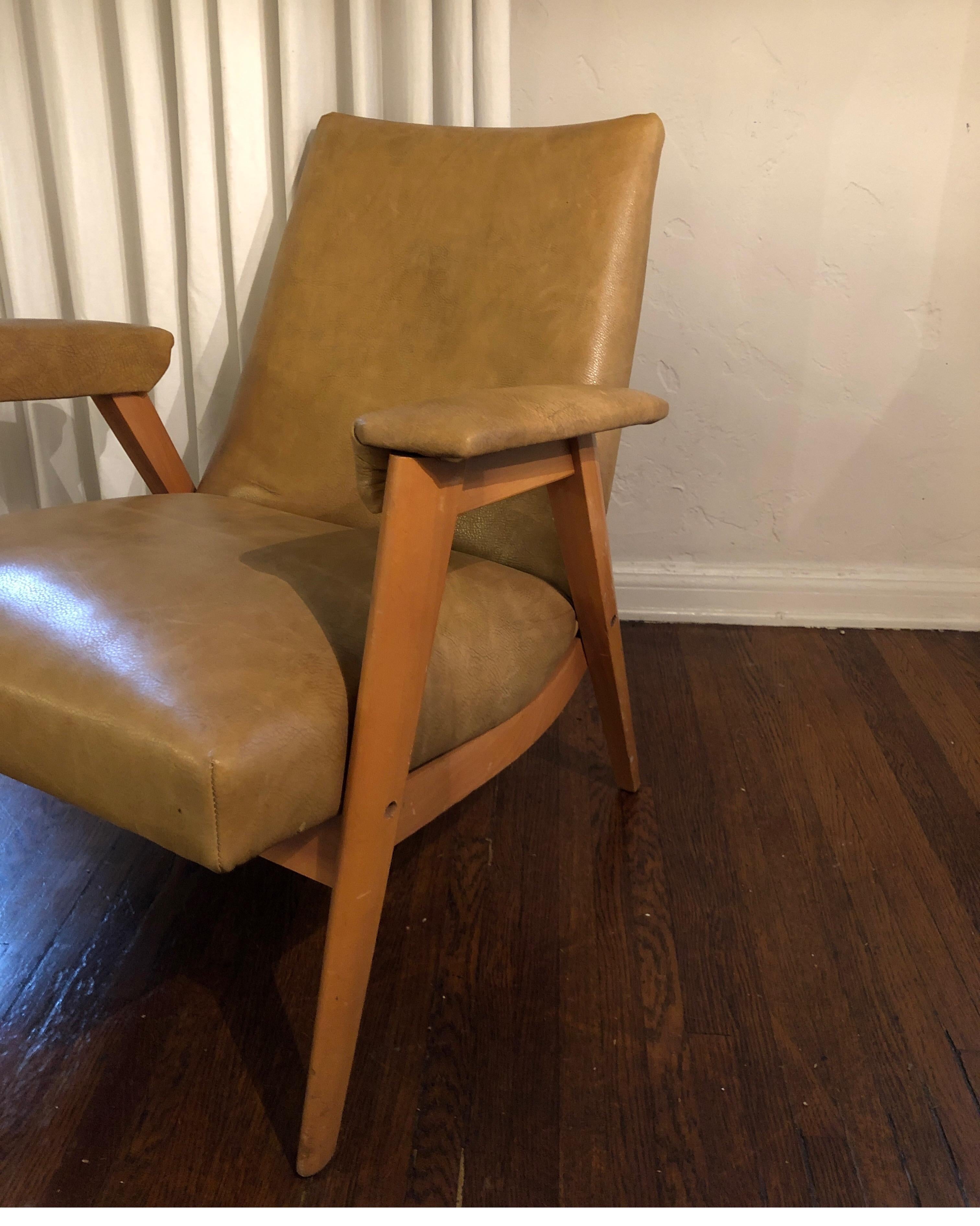 Streamlined Heywood Wakefield leather lounge chair. Curved wood frame upholstered in camel colored leather.
Authentic Mid-Century Modern with stamp. 

Measures: 30